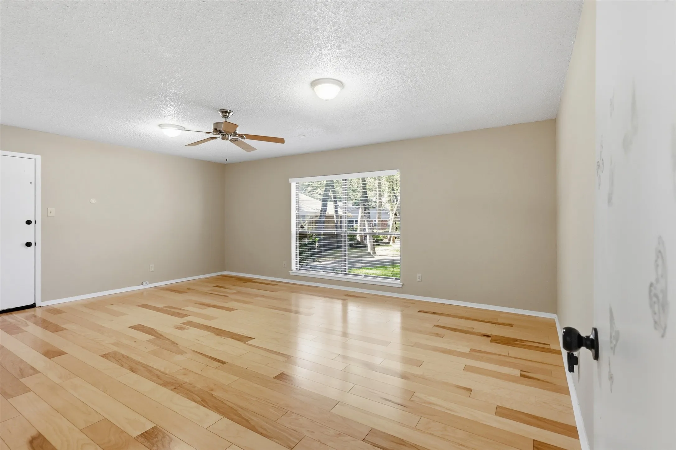 Single Family Residence For Sale in Tarrant County , 2108 Edgewood Court, Arlington, Texas 76013, 4 Bedroom, 3 Bathroom, 2 Garage spaces, 2,506 Sqft, built in 1973, mls#21261092, Real Estate Agent in Arlington, Homes For Sale in Tarrant county, Homes For Sale in Arlington, Realtor in Arlington Texas, Real Estate Brokerage Independent Realty Texas, Luminita Cordes Realtor