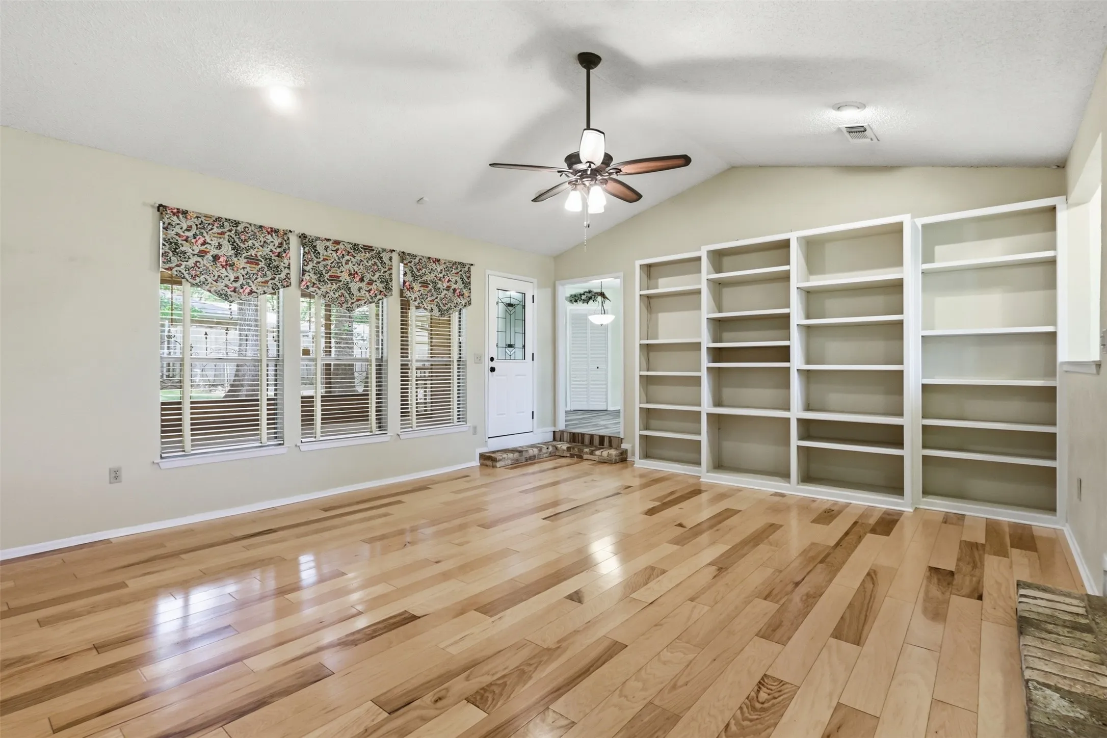 Single Family Residence For Sale in Tarrant County , 2108 Edgewood Court, Arlington, Texas 76013, 4 Bedroom, 3 Bathroom, 2 Garage spaces, 2,506 Sqft, built in 1973, mls#21261092, Real Estate Agent in Arlington, Homes For Sale in Tarrant county, Homes For Sale in Arlington, Realtor in Arlington Texas, Real Estate Brokerage Independent Realty Texas, Luminita Cordes Realtor