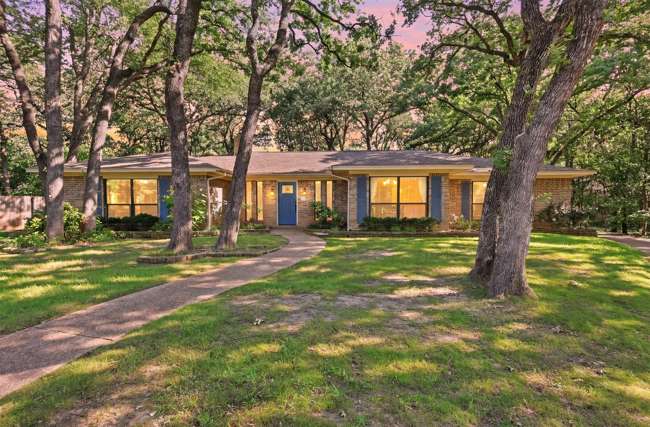 Single Family Residence For Sale in Tarrant County , 2108 Edgewood Court, Arlington, Texas 76013, 4 Bedroom, 3 Bathroom, 2 Garage spaces, 2,506 Sqft, built in 1973, mls#21261092, Real Estate Agent in Arlington, Homes For Sale in Tarrant county, Homes For Sale in Arlington, Realtor in Arlington Texas, Real Estate Brokerage Independent Realty Texas, Luminita Cordes Realtor