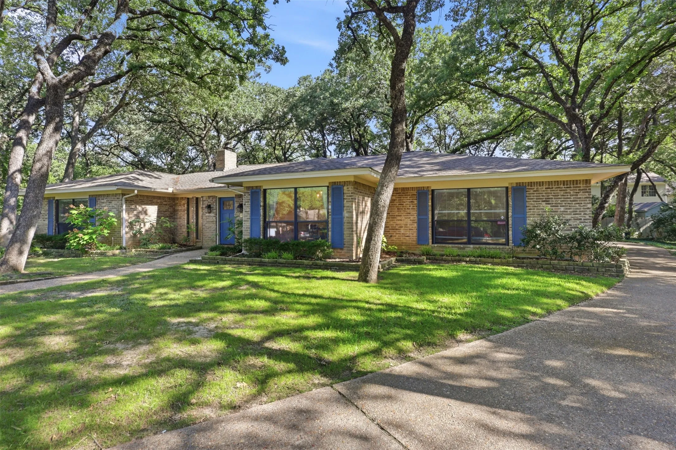 Single Family Residence For Sale in Tarrant County , 2108 Edgewood Court, Arlington, Texas 76013, 4 Bedroom, 3 Bathroom, 2 Garage spaces, 2,506 Sqft, built in 1973, mls#21261092, Real Estate Agent in Arlington, Homes For Sale in Tarrant county, Homes For Sale in Arlington, Realtor in Arlington Texas, Real Estate Brokerage Independent Realty Texas, Luminita Cordes Realtor