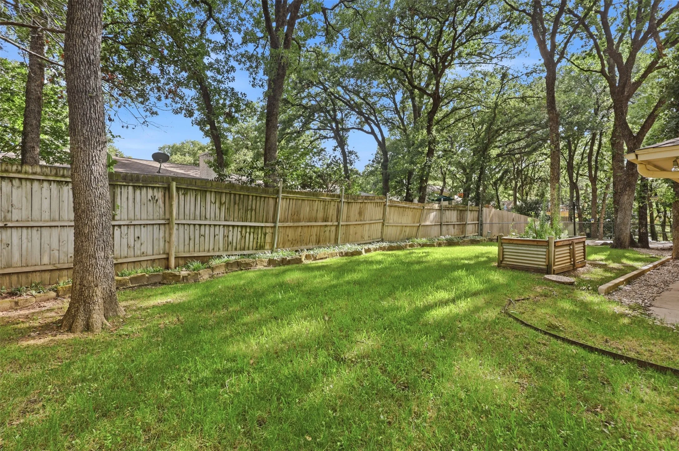 Single Family Residence For Sale in Tarrant County , 2108 Edgewood Court, Arlington, Texas 76013, 4 Bedroom, 3 Bathroom, 2 Garage spaces, 2,506 Sqft, built in 1973, mls#21261092, Real Estate Agent in Arlington, Homes For Sale in Tarrant county, Homes For Sale in Arlington, Realtor in Arlington Texas, Real Estate Brokerage Independent Realty Texas, Luminita Cordes Realtor