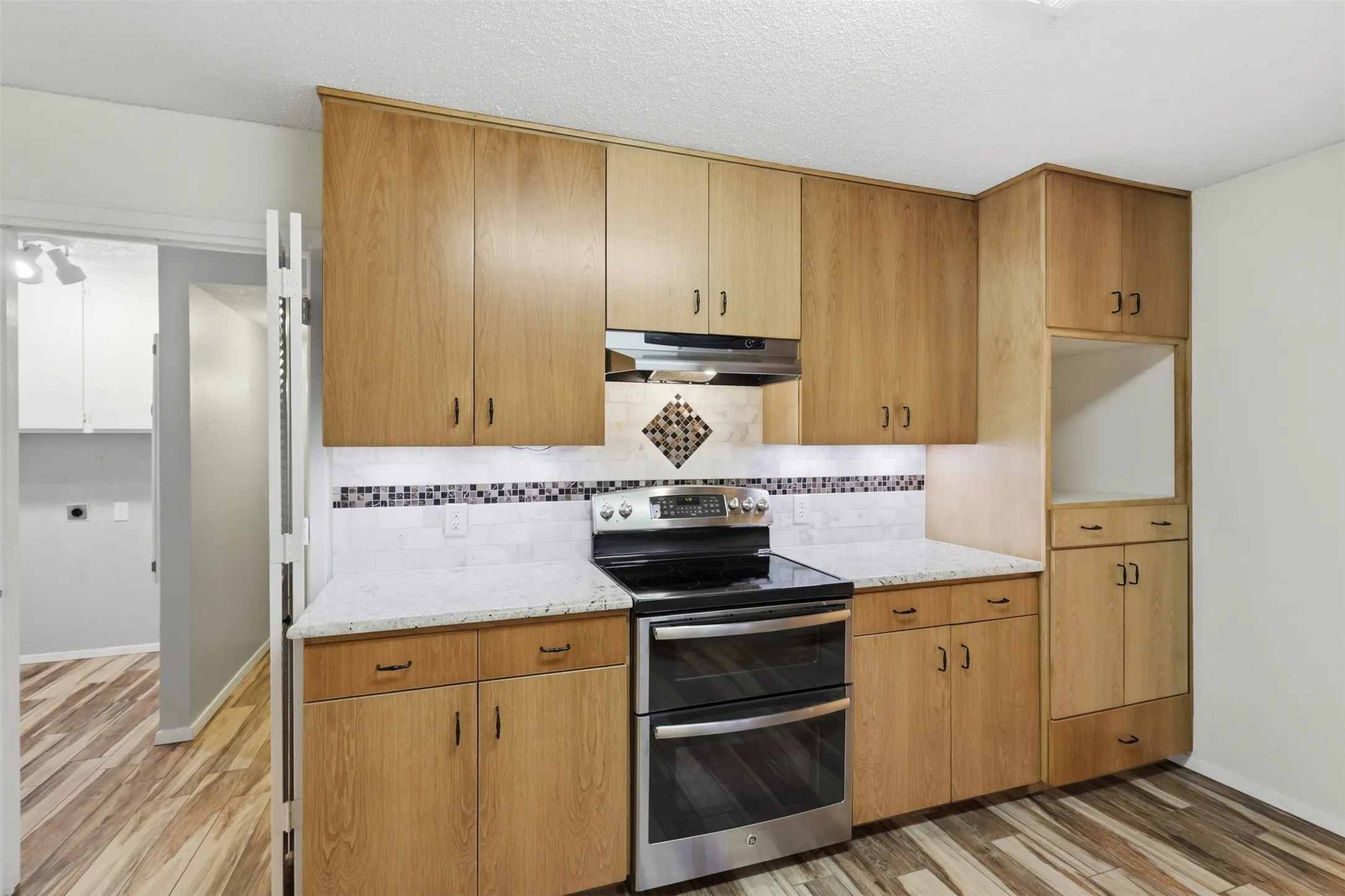 Single Family Residence For Sale in Tarrant County , 2108 Edgewood Court, Arlington, Texas 76013, 4 Bedroom, 3 Bathroom, 2 Garage spaces, 2,506 Sqft, built in 1973, mls#21261092, Real Estate Agent in Arlington, Homes For Sale in Tarrant county, Homes For Sale in Arlington, Realtor in Arlington Texas, Real Estate Brokerage Independent Realty Texas, Luminita Cordes Realtor