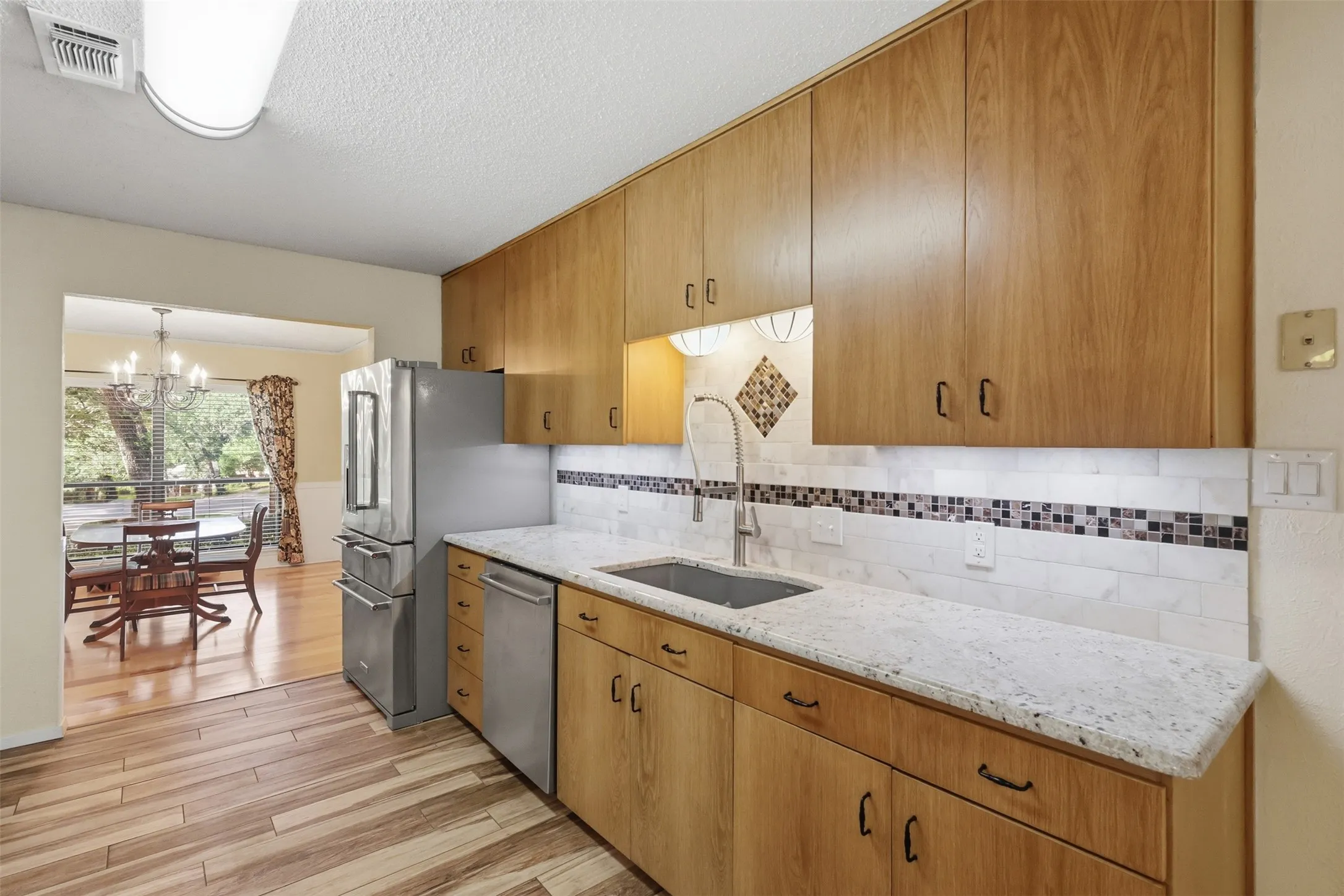 Single Family Residence For Sale in Tarrant County , 2108 Edgewood Court, Arlington, Texas 76013, 4 Bedroom, 3 Bathroom, 2 Garage spaces, 2,506 Sqft, built in 1973, mls#21261092, Real Estate Agent in Arlington, Homes For Sale in Tarrant county, Homes For Sale in Arlington, Realtor in Arlington Texas, Real Estate Brokerage Independent Realty Texas, Luminita Cordes Realtor