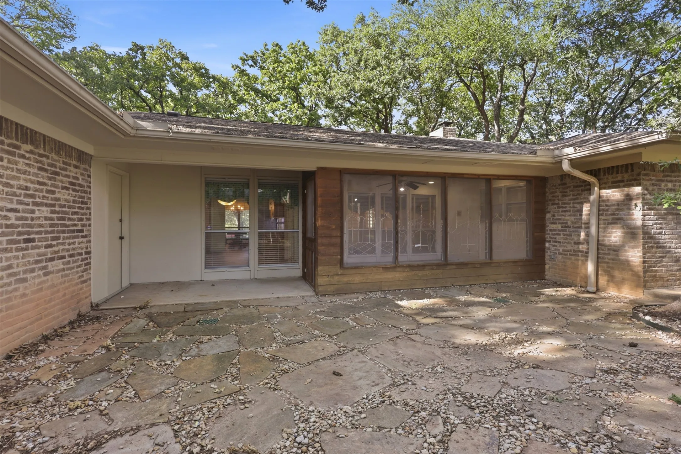 Single Family Residence For Sale in Tarrant County , 2108 Edgewood Court, Arlington, Texas 76013, 4 Bedroom, 3 Bathroom, 2 Garage spaces, 2,506 Sqft, built in 1973, mls#21261092, Real Estate Agent in Arlington, Homes For Sale in Tarrant county, Homes For Sale in Arlington, Realtor in Arlington Texas, Real Estate Brokerage Independent Realty Texas, Luminita Cordes Realtor