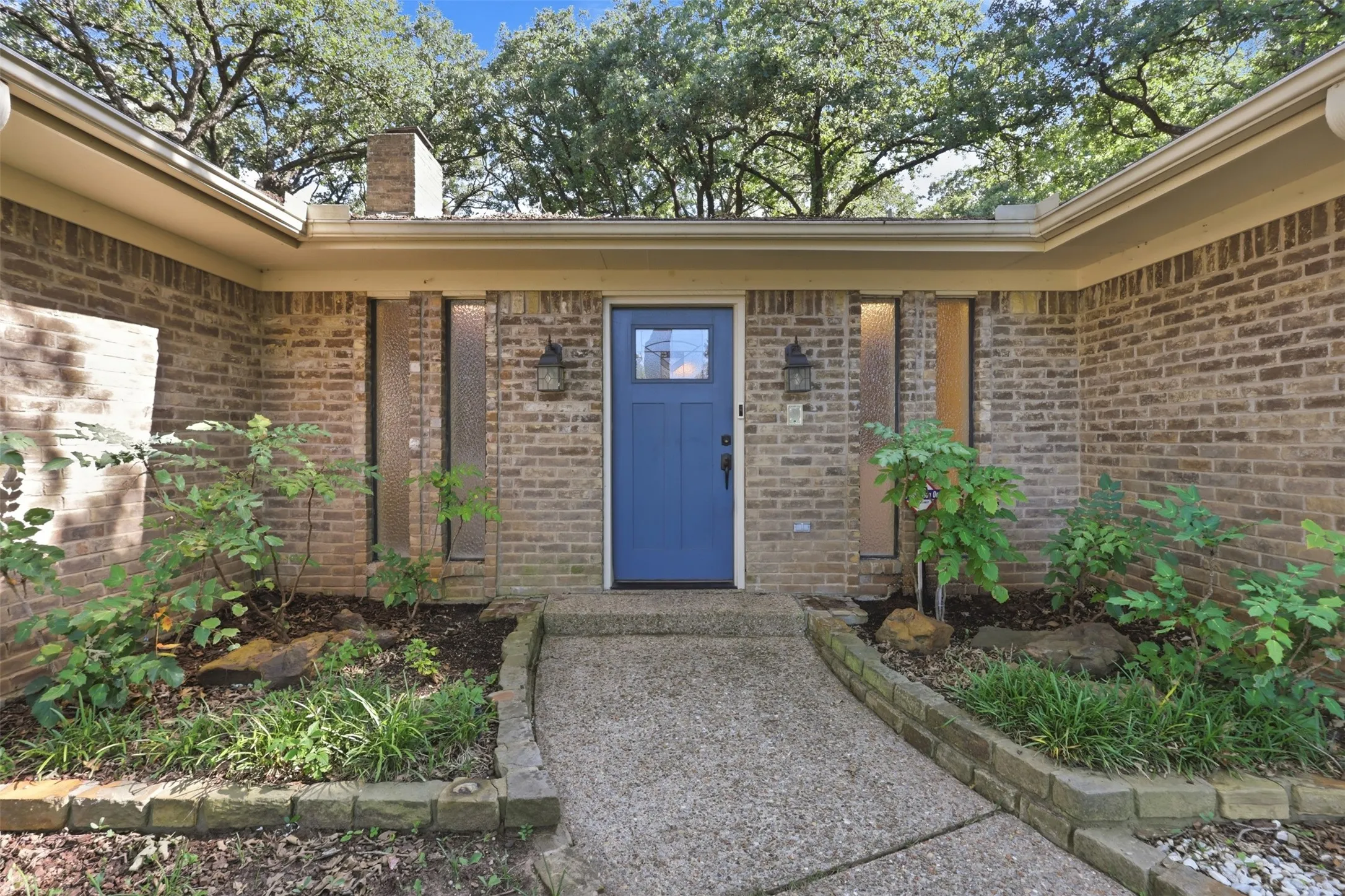 Single Family Residence For Sale in Tarrant County , 2108 Edgewood Court, Arlington, Texas 76013, 4 Bedroom, 3 Bathroom, 2 Garage spaces, 2,506 Sqft, built in 1973, mls#21261092, Real Estate Agent in Arlington, Homes For Sale in Tarrant county, Homes For Sale in Arlington, Realtor in Arlington Texas, Real Estate Brokerage Independent Realty Texas, Luminita Cordes Realtor