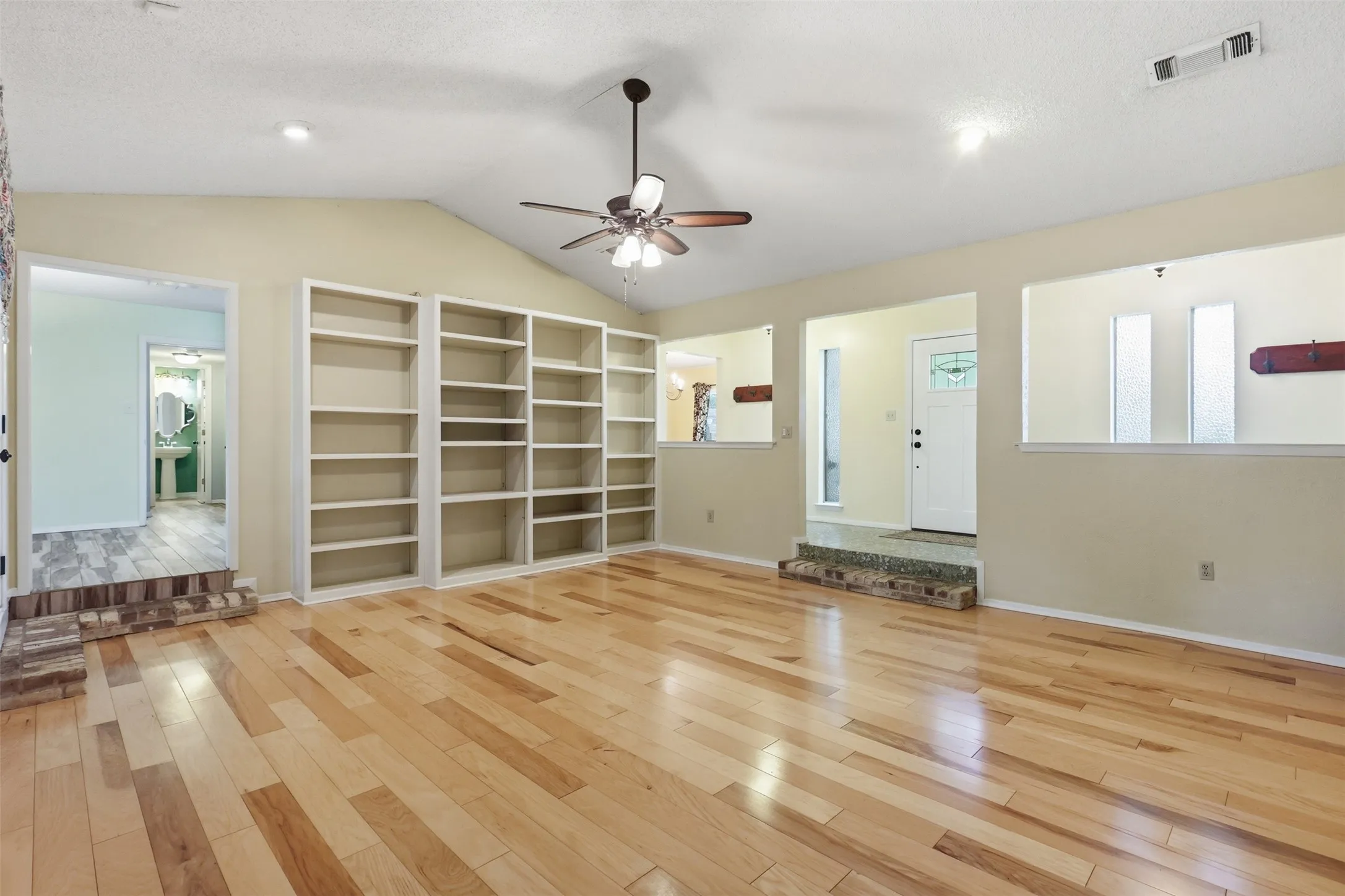 Single Family Residence For Sale in Tarrant County , 2108 Edgewood Court, Arlington, Texas 76013, 4 Bedroom, 3 Bathroom, 2 Garage spaces, 2,506 Sqft, built in 1973, mls#21261092, Real Estate Agent in Arlington, Homes For Sale in Tarrant county, Homes For Sale in Arlington, Realtor in Arlington Texas, Real Estate Brokerage Independent Realty Texas, Luminita Cordes Realtor