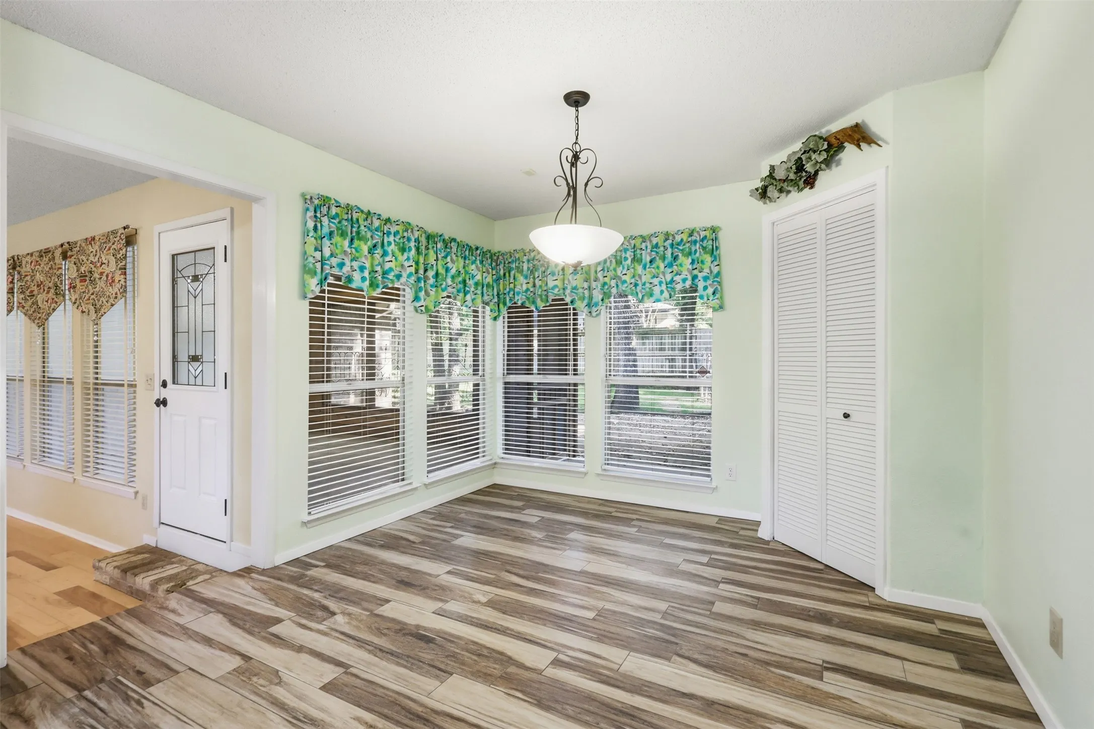 Single Family Residence For Sale in Tarrant County , 2108 Edgewood Court, Arlington, Texas 76013, 4 Bedroom, 3 Bathroom, 2 Garage spaces, 2,506 Sqft, built in 1973, mls#21261092, Real Estate Agent in Arlington, Homes For Sale in Tarrant county, Homes For Sale in Arlington, Realtor in Arlington Texas, Real Estate Brokerage Independent Realty Texas, Luminita Cordes Realtor