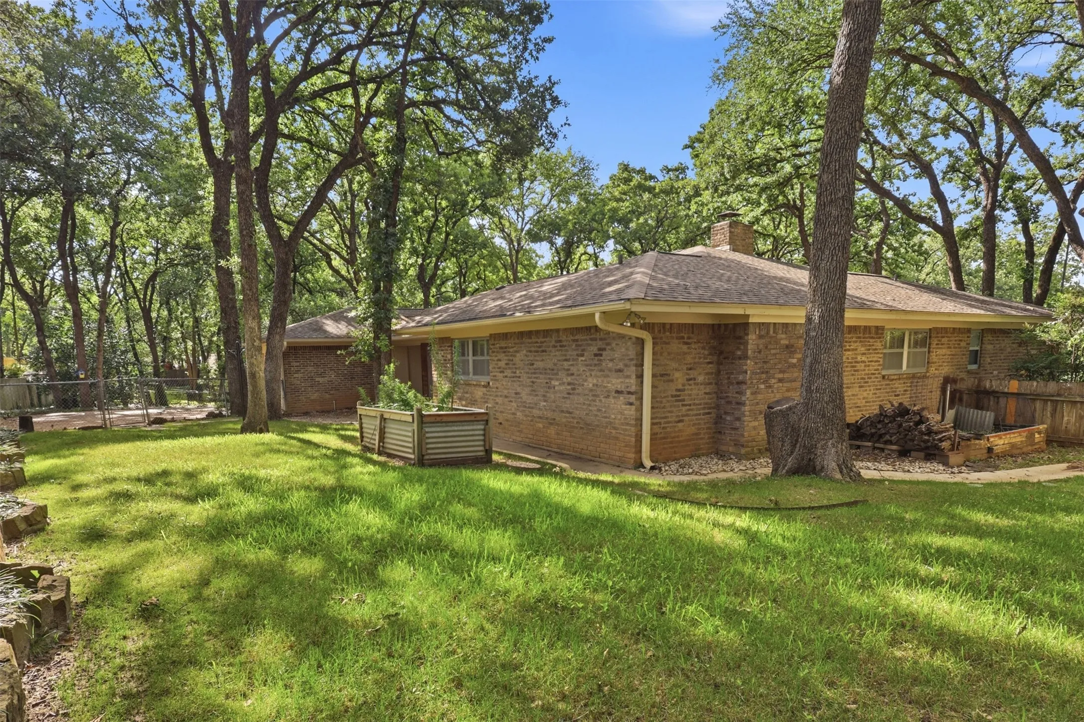 Single Family Residence For Sale in Tarrant County , 2108 Edgewood Court, Arlington, Texas 76013, 4 Bedroom, 3 Bathroom, 2 Garage spaces, 2,506 Sqft, built in 1973, mls#21261092, Real Estate Agent in Arlington, Homes For Sale in Tarrant county, Homes For Sale in Arlington, Realtor in Arlington Texas, Real Estate Brokerage Independent Realty Texas, Luminita Cordes Realtor