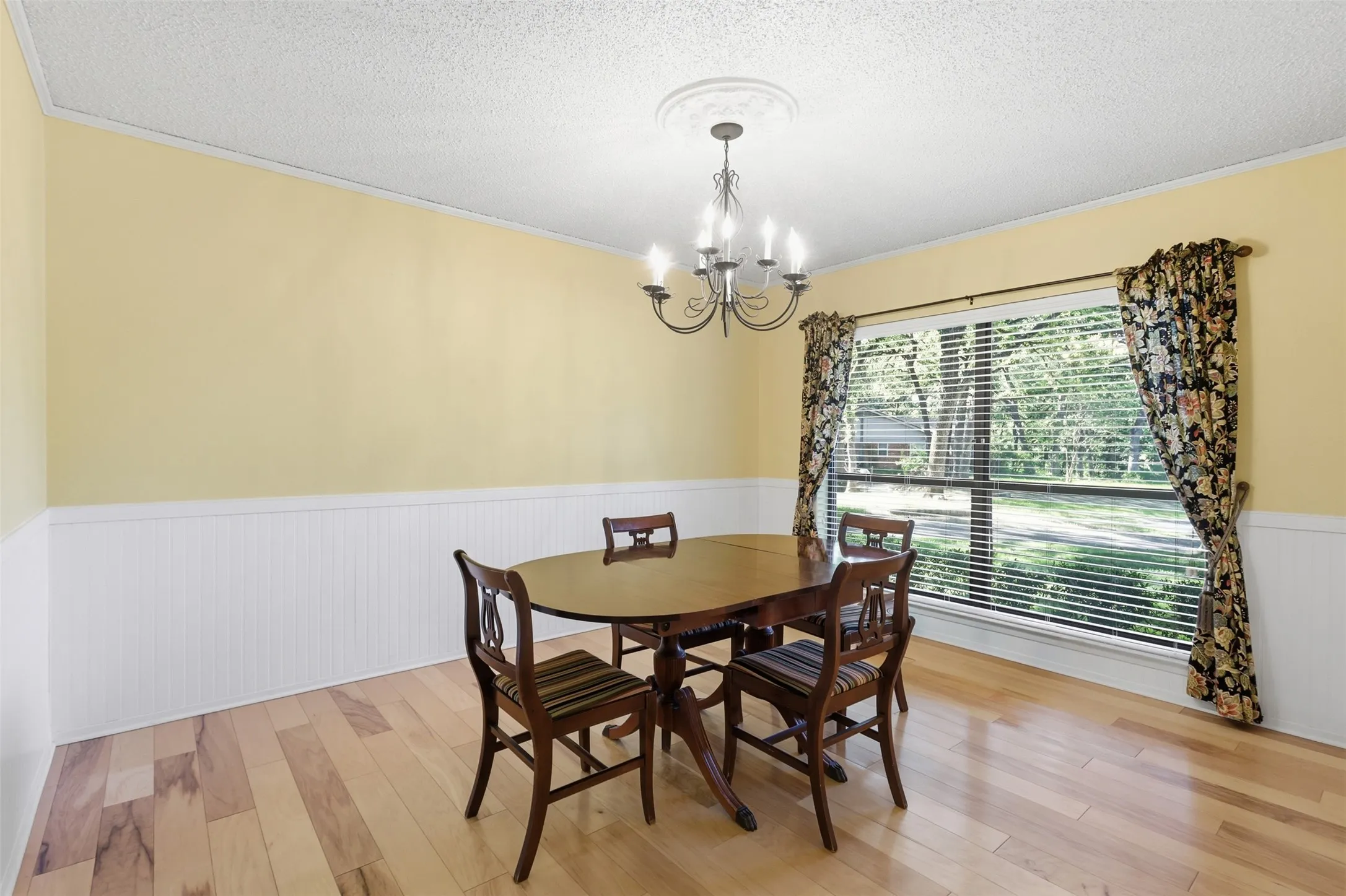 Single Family Residence For Sale in Tarrant County , 2108 Edgewood Court, Arlington, Texas 76013, 4 Bedroom, 3 Bathroom, 2 Garage spaces, 2,506 Sqft, built in 1973, mls#21261092, Real Estate Agent in Arlington, Homes For Sale in Tarrant county, Homes For Sale in Arlington, Realtor in Arlington Texas, Real Estate Brokerage Independent Realty Texas, Luminita Cordes Realtor