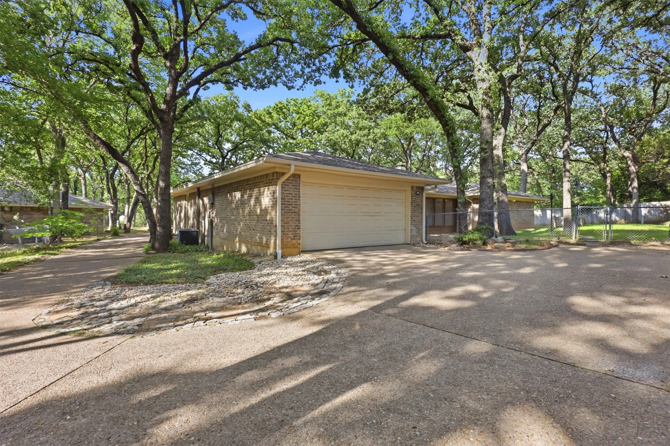 Single Family Residence For Sale in Tarrant County , 2108 Edgewood Court, Arlington, Texas 76013, 4 Bedroom, 3 Bathroom, 2 Garage spaces, 2,506 Sqft, built in 1973, mls#21261092, Real Estate Agent in Arlington, Homes For Sale in Tarrant county, Homes For Sale in Arlington, Realtor in Arlington Texas, Real Estate Brokerage Independent Realty Texas, Luminita Cordes Realtor