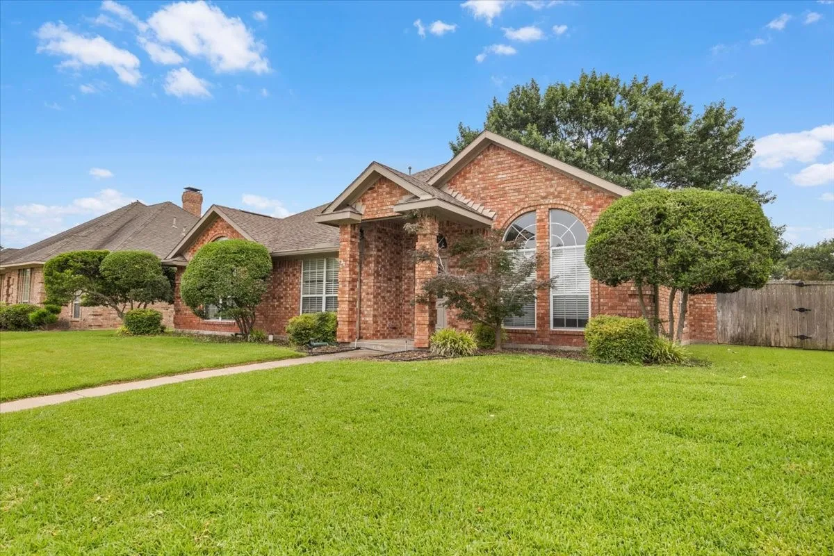 Single Family Residence For Sale in Dallas County , 3314 Suzanne Drive, Rowlett, Texas 75088, 4 Bedroom, 3 Bathroom, 2 Garage spaces, 2,281 Sqft, built in 1991, mls#21278812, Real Estate Agent in Rowlett, Homes For Sale in Dallas county, Homes For Sale in Rowlett, Realtor in Rowlett Texas, Real Estate Brokerage Independent Realty Texas, Luminita Cordes Realtor