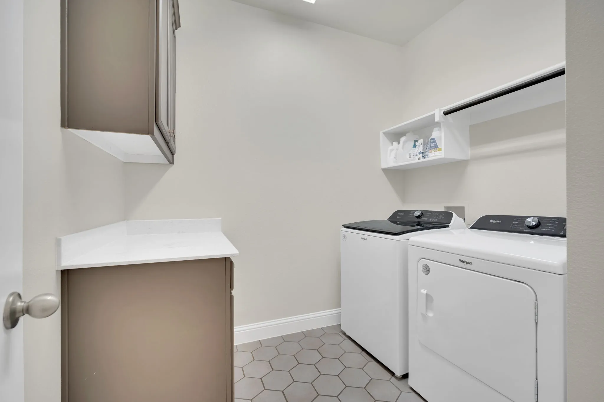 Ensuite Bathroom featuring a tub/shower combination with tile surround and an integrated shower niche