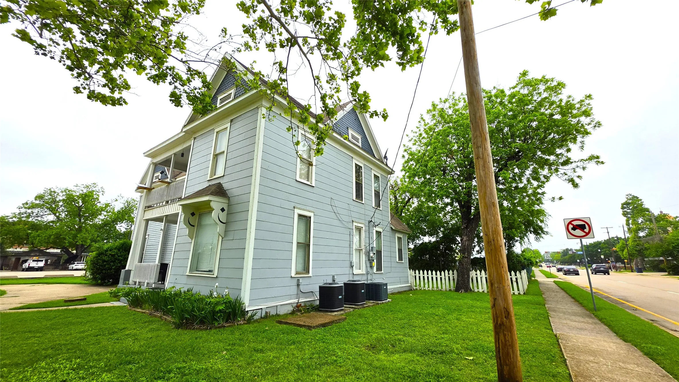 Triplex For Rent in Denton County , 145 N Kealy Street 2, Lewisville, Texas 75057, 1 Bedroom, 1 Bathroom, Garage spaces, 700 Sqft, built in 1905, Price $1,450, mls#21278902, Real Estate Agent in Lewisville, Homes For Rent in Denton county, Homes For Rent in Lewisville, Realtor in Lewisville Texas, Real Estate Brokerage Independent Realty Texas, Luminita Cordes Realtor