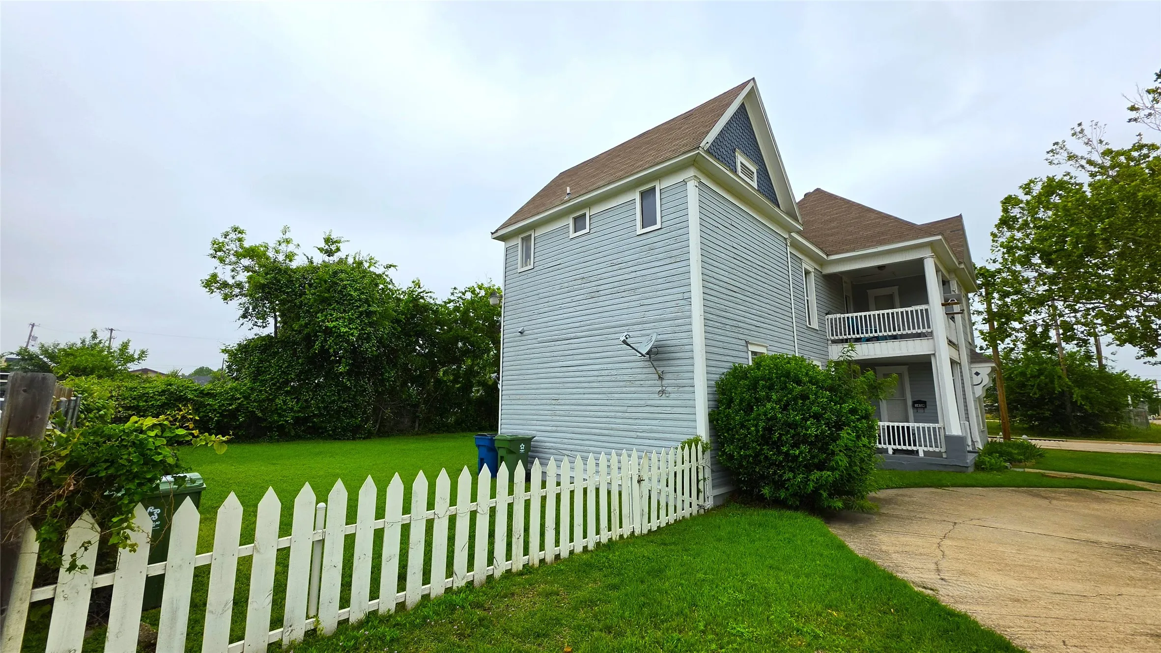 Triplex For Rent in Denton County , 145 N Kealy Street 2, Lewisville, Texas 75057, 1 Bedroom, 1 Bathroom, Garage spaces, 700 Sqft, built in 1905, Price $1,450, mls#21278902, Real Estate Agent in Lewisville, Homes For Rent in Denton county, Homes For Rent in Lewisville, Realtor in Lewisville Texas, Real Estate Brokerage Independent Realty Texas, Luminita Cordes Realtor