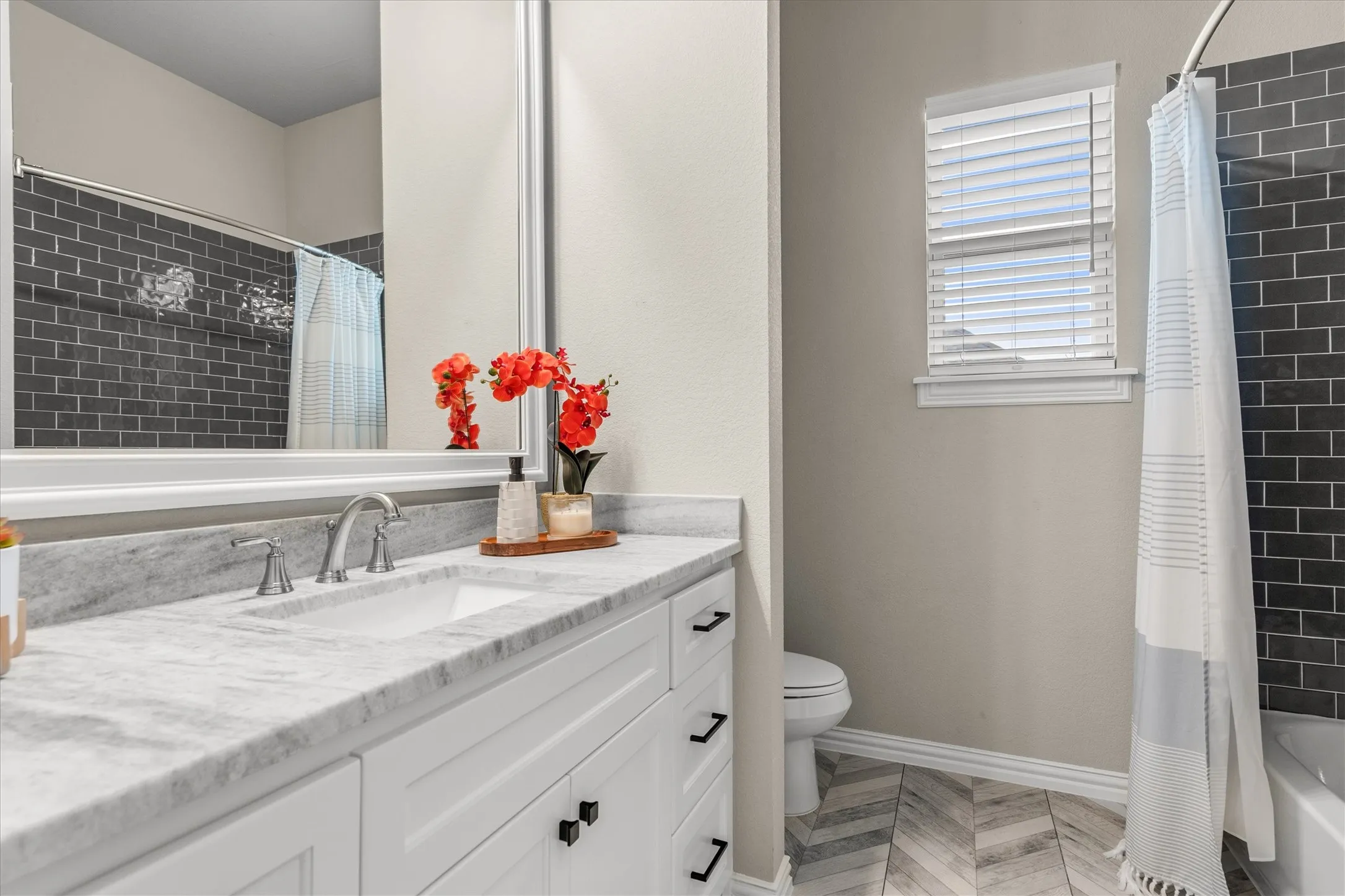 The hall bath is located between the two guest bedrooms.