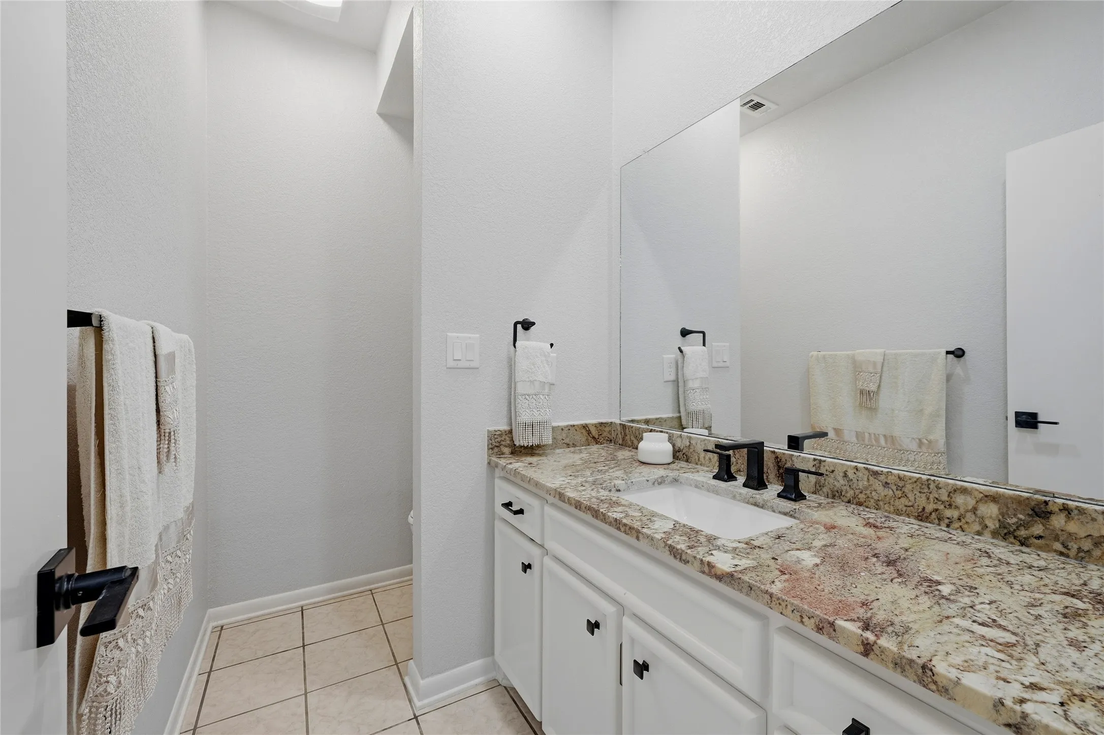 Single Family Residence For Sale in Grayson County , 125 Greenway Bend, Pottsboro, Texas 75076, 3 Bedroom, 4 Bathroom, 2 Garage spaces, 2,554 Sqft, built in 1986, mls#21272408, Real Estate Agent in Pottsboro, Homes For Sale in Grayson county, Homes For Sale in Pottsboro, Realtor in Pottsboro Texas, Real Estate Brokerage Independent Realty Texas, Luminita Cordes Realtor