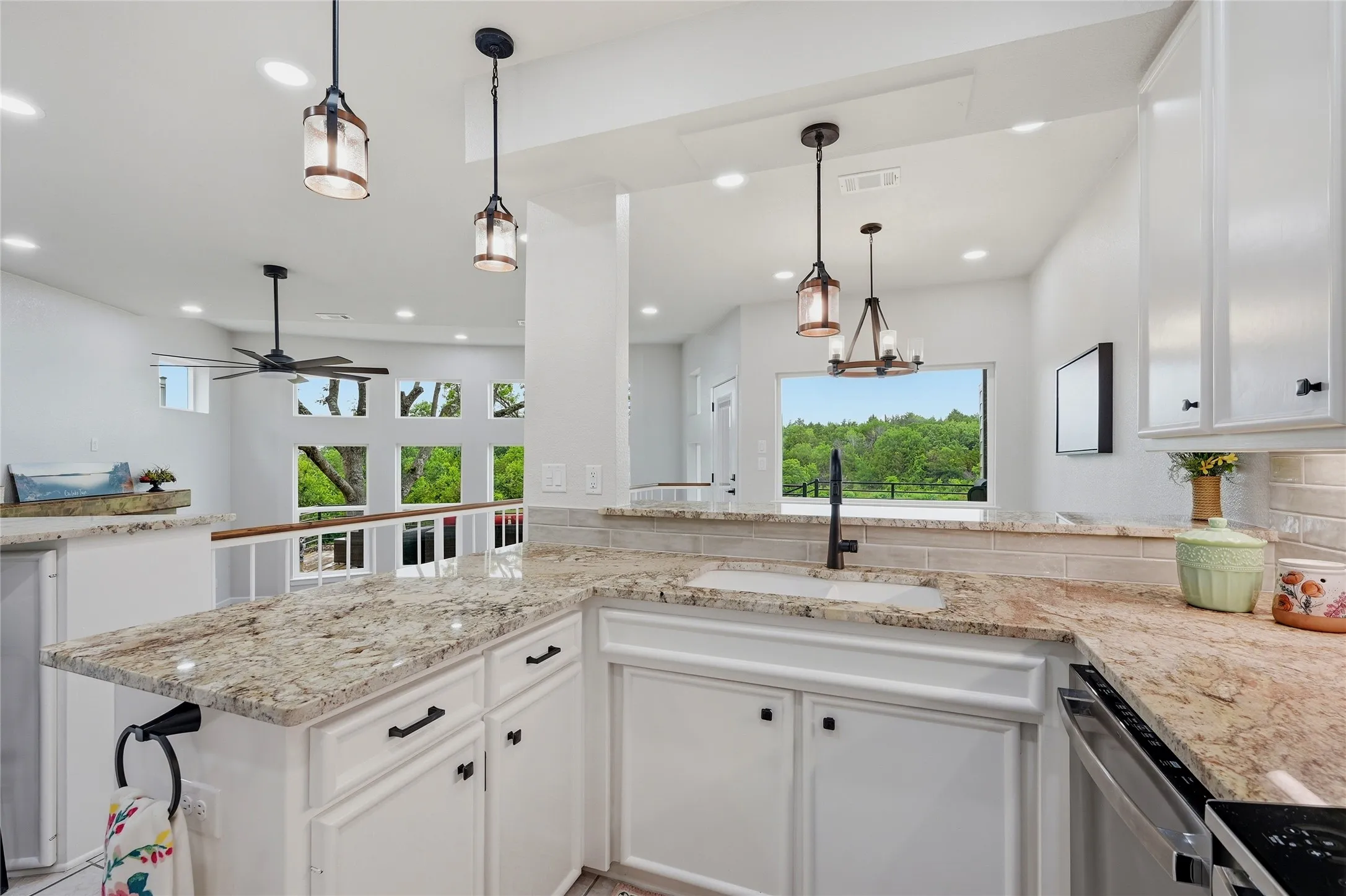Single Family Residence For Sale in Grayson County , 125 Greenway Bend, Pottsboro, Texas 75076, 3 Bedroom, 4 Bathroom, 2 Garage spaces, 2,554 Sqft, built in 1986, mls#21272408, Real Estate Agent in Pottsboro, Homes For Sale in Grayson county, Homes For Sale in Pottsboro, Realtor in Pottsboro Texas, Real Estate Brokerage Independent Realty Texas, Luminita Cordes Realtor