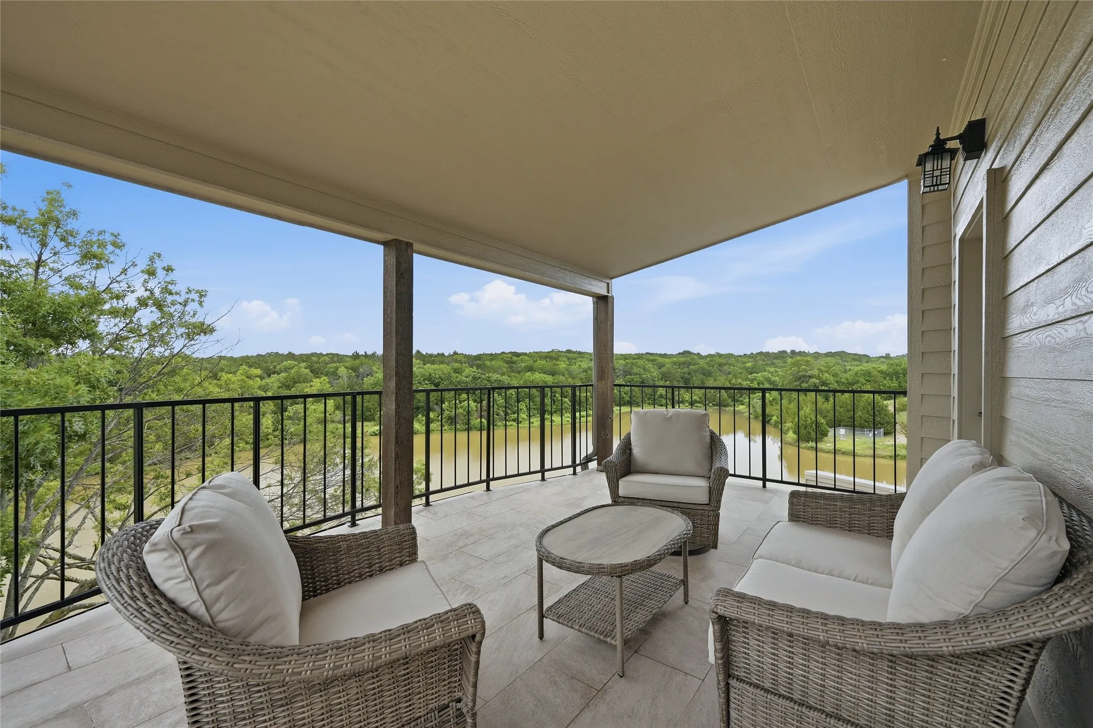 Single Family Residence For Sale in Grayson County , 125 Greenway Bend, Pottsboro, Texas 75076, 3 Bedroom, 4 Bathroom, 2 Garage spaces, 2,554 Sqft, built in 1986, mls#21272408, Real Estate Agent in Pottsboro, Homes For Sale in Grayson county, Homes For Sale in Pottsboro, Realtor in Pottsboro Texas, Real Estate Brokerage Independent Realty Texas, Luminita Cordes Realtor