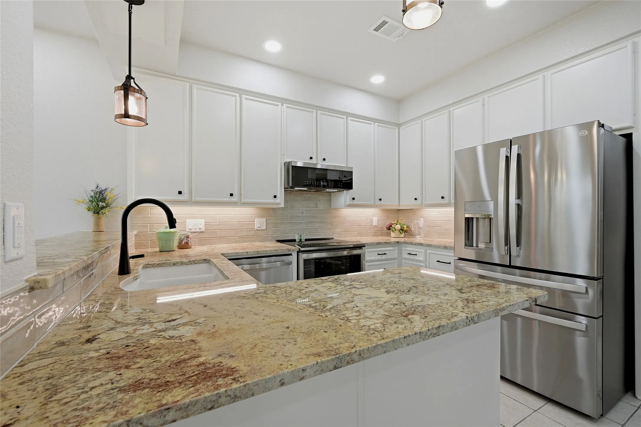 Single Family Residence For Sale in Grayson County , 125 Greenway Bend, Pottsboro, Texas 75076, 3 Bedroom, 4 Bathroom, 2 Garage spaces, 2,554 Sqft, built in 1986, mls#21272408, Real Estate Agent in Pottsboro, Homes For Sale in Grayson county, Homes For Sale in Pottsboro, Realtor in Pottsboro Texas, Real Estate Brokerage Independent Realty Texas, Luminita Cordes Realtor