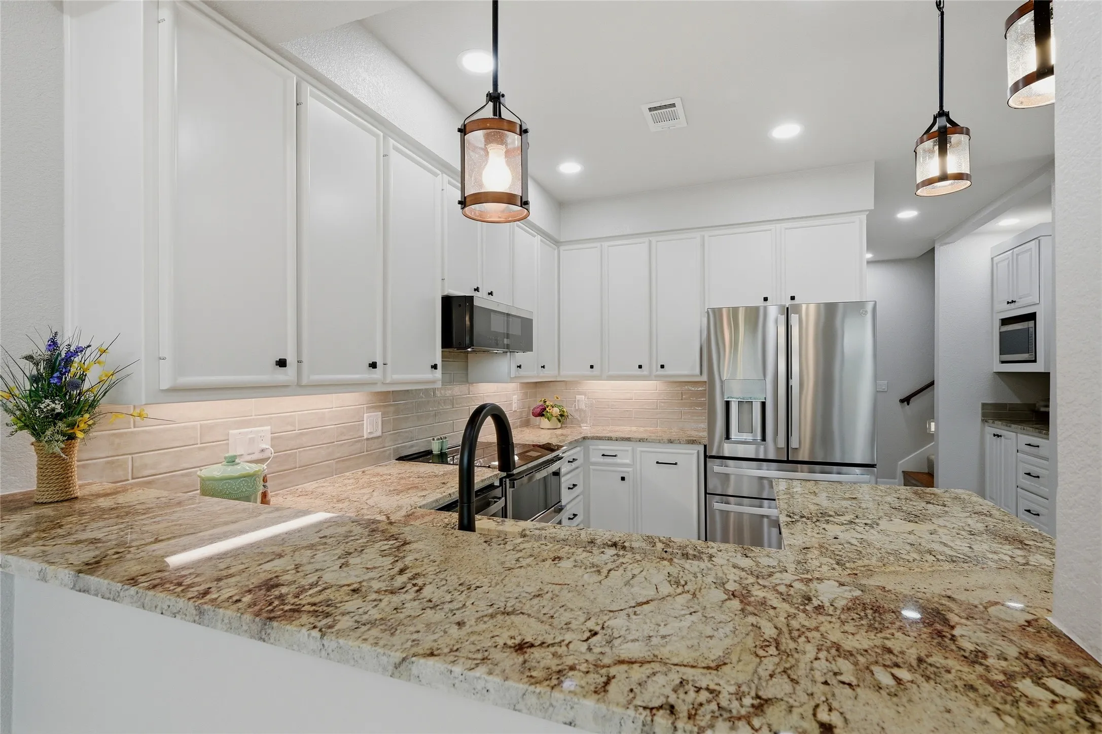 Single Family Residence For Sale in Grayson County , 125 Greenway Bend, Pottsboro, Texas 75076, 3 Bedroom, 4 Bathroom, 2 Garage spaces, 2,554 Sqft, built in 1986, mls#21272408, Real Estate Agent in Pottsboro, Homes For Sale in Grayson county, Homes For Sale in Pottsboro, Realtor in Pottsboro Texas, Real Estate Brokerage Independent Realty Texas, Luminita Cordes Realtor