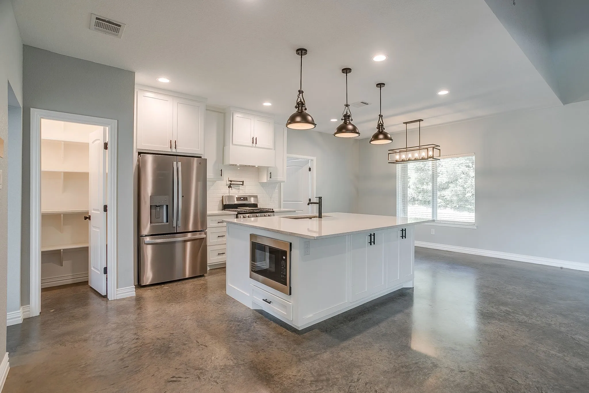 Single Family Residence For Sale in Johnson County , 13901 County Road 102, Grandview, Texas 76050, 3 Bedroom, 2 Bathroom, Garage spaces, 2,266 Sqft, built in 2023, mls#21278231, Real Estate Agent in Grandview, Homes For Sale in Johnson county, Homes For Sale in Grandview, Realtor in Grandview Texas, Real Estate Brokerage Independent Realty Texas, Luminita Cordes Realtor