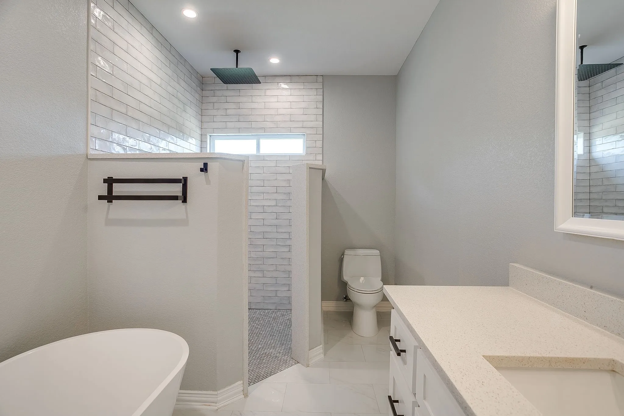 Full bathroom in between bedrooms

