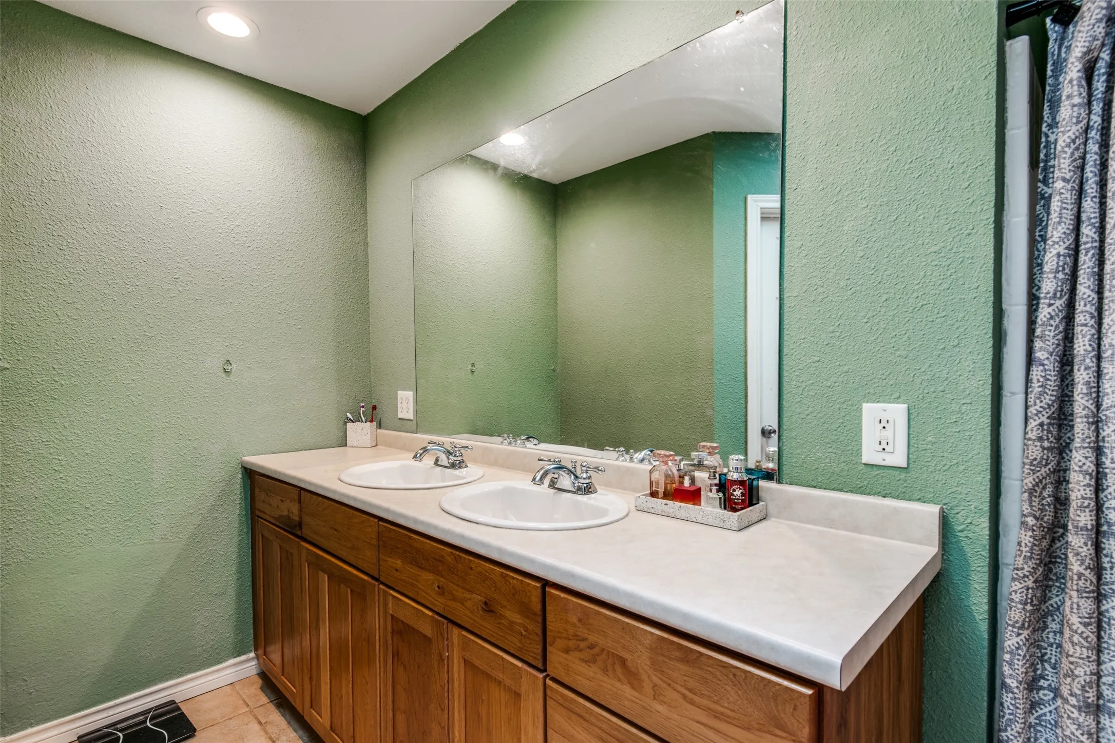 Single Family Residence For Sale in Van Zandt County , 18919 State Highway 64, Canton, Texas 75103, 4 Bedroom, 5 Bathroom, Garage spaces, 4,216 Sqft, built in 1990, mls#21276048, Real Estate Agent in Canton, Homes For Sale in Van Zandt county, Homes For Sale in Canton, Realtor in Canton Texas, Real Estate Brokerage Independent Realty Texas, Luminita Cordes Realtor