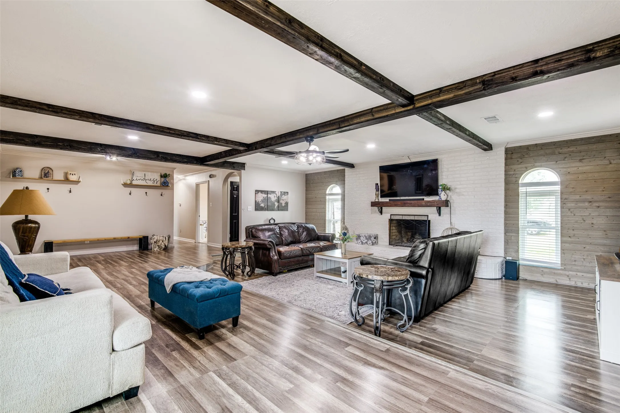 Single Family Residence For Sale in Van Zandt County , 18919 State Highway 64, Canton, Texas 75103, 4 Bedroom, 5 Bathroom, Garage spaces, 4,216 Sqft, built in 1990, mls#21276048, Real Estate Agent in Canton, Homes For Sale in Van Zandt county, Homes For Sale in Canton, Realtor in Canton Texas, Real Estate Brokerage Independent Realty Texas, Luminita Cordes Realtor