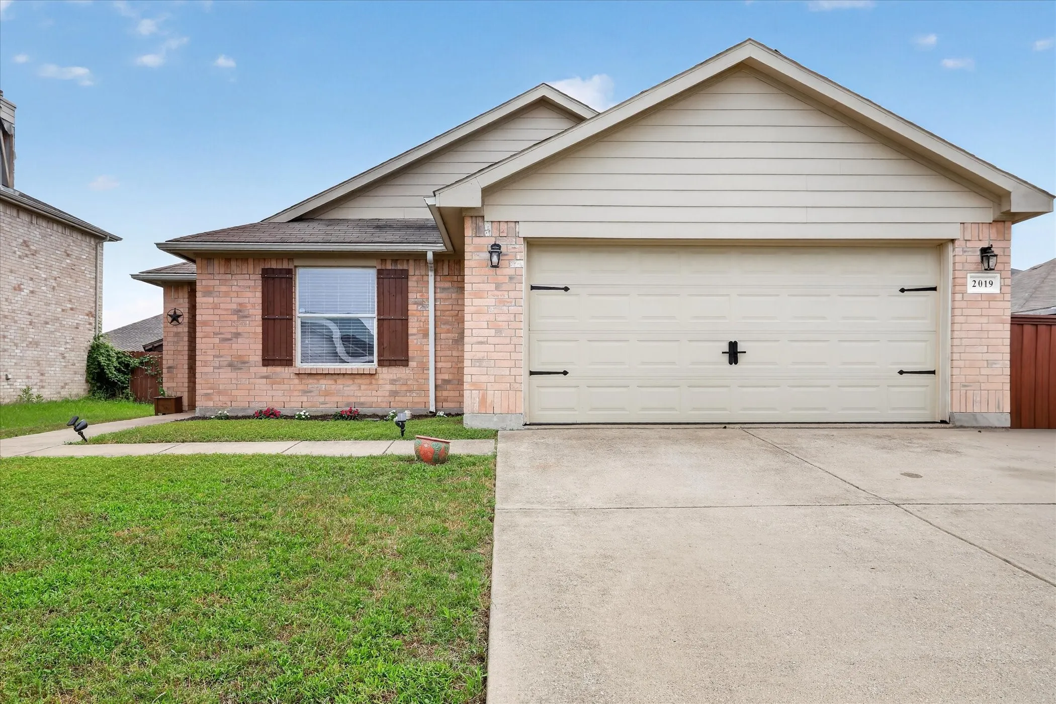 Single Family Residence For Sale in Dallas County , 2019 Limestone Drive, Grand Prairie, Texas 75052, 4 Bedroom, 2 Bathroom, 1 Garage spaces, 1,922 Sqft, built in 2006, Price $368,000, mls#21278929, Real Estate Agent in Grand Prairie, Homes For Sale in Dallas county, Homes For Sale in Grand Prairie, Realtor in Grand Prairie Texas, Real Estate Brokerage Independent Realty Texas, Luminita Cordes Realtor