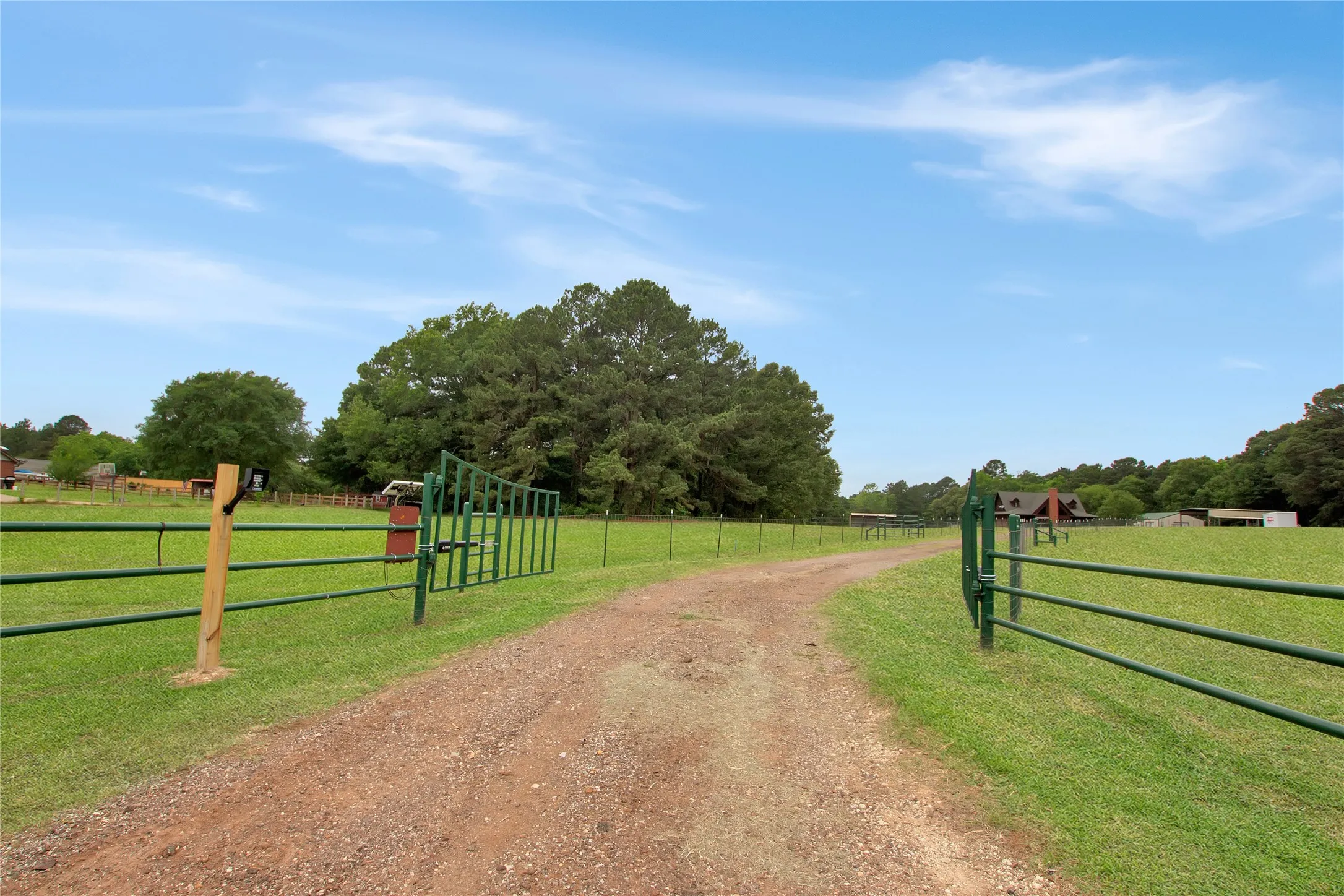 Single Family Residence For Sale in Harrison County , 6233 Curtis Black Road, Hallsville, Texas 75650, 4 Bedroom, 3 Bathroom, Garage spaces, 2,783 Sqft, built in 1988, mls#21273748, Real Estate Agent in Hallsville, Homes For Sale in Harrison county, Homes For Sale in Hallsville, Realtor in Hallsville Texas, Real Estate Brokerage Independent Realty Texas, Luminita Cordes Realtor