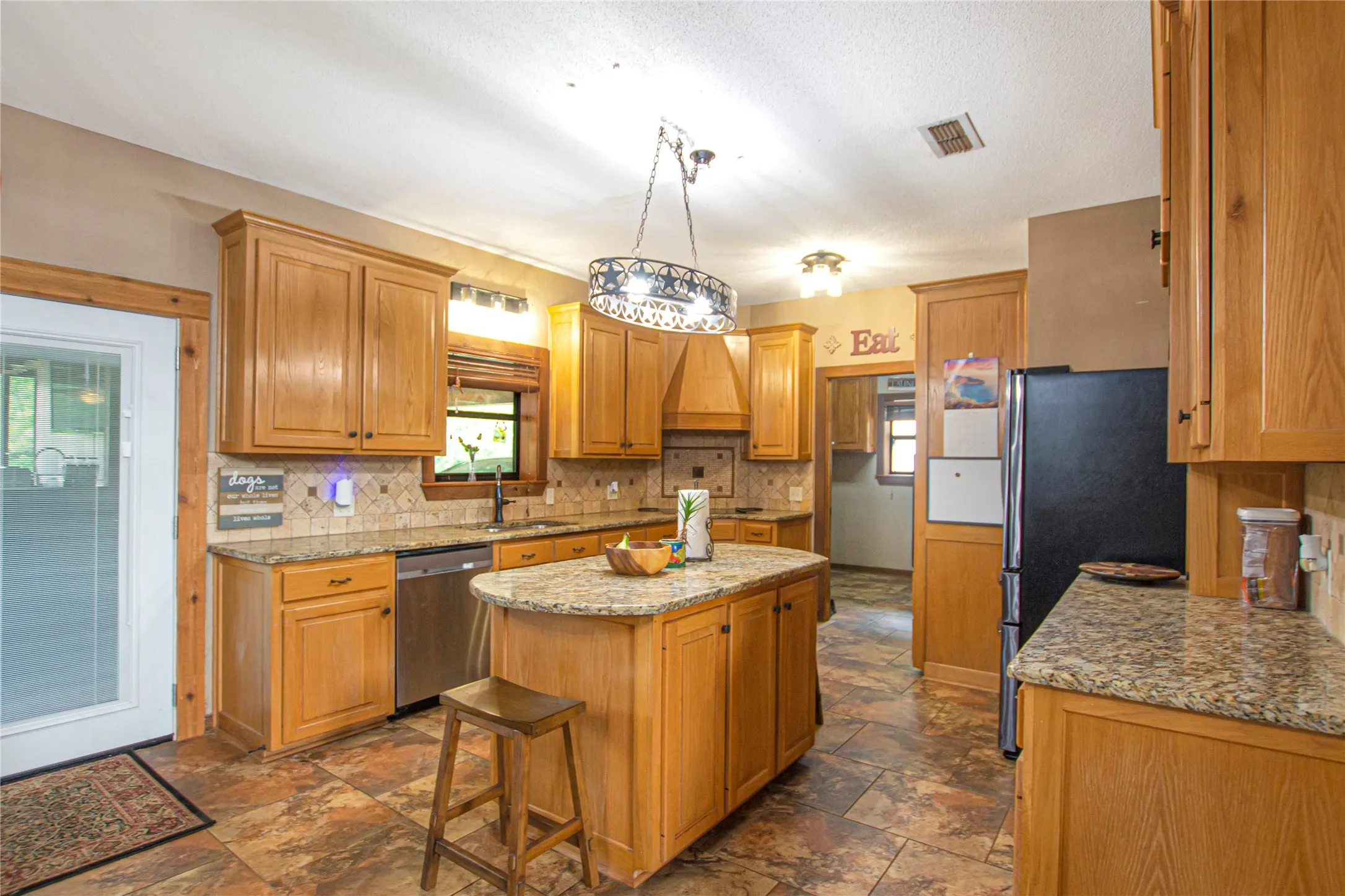 Single Family Residence For Sale in Harrison County , 6233 Curtis Black Road, Hallsville, Texas 75650, 4 Bedroom, 3 Bathroom, Garage spaces, 2,783 Sqft, built in 1988, mls#21273748, Real Estate Agent in Hallsville, Homes For Sale in Harrison county, Homes For Sale in Hallsville, Realtor in Hallsville Texas, Real Estate Brokerage Independent Realty Texas, Luminita Cordes Realtor