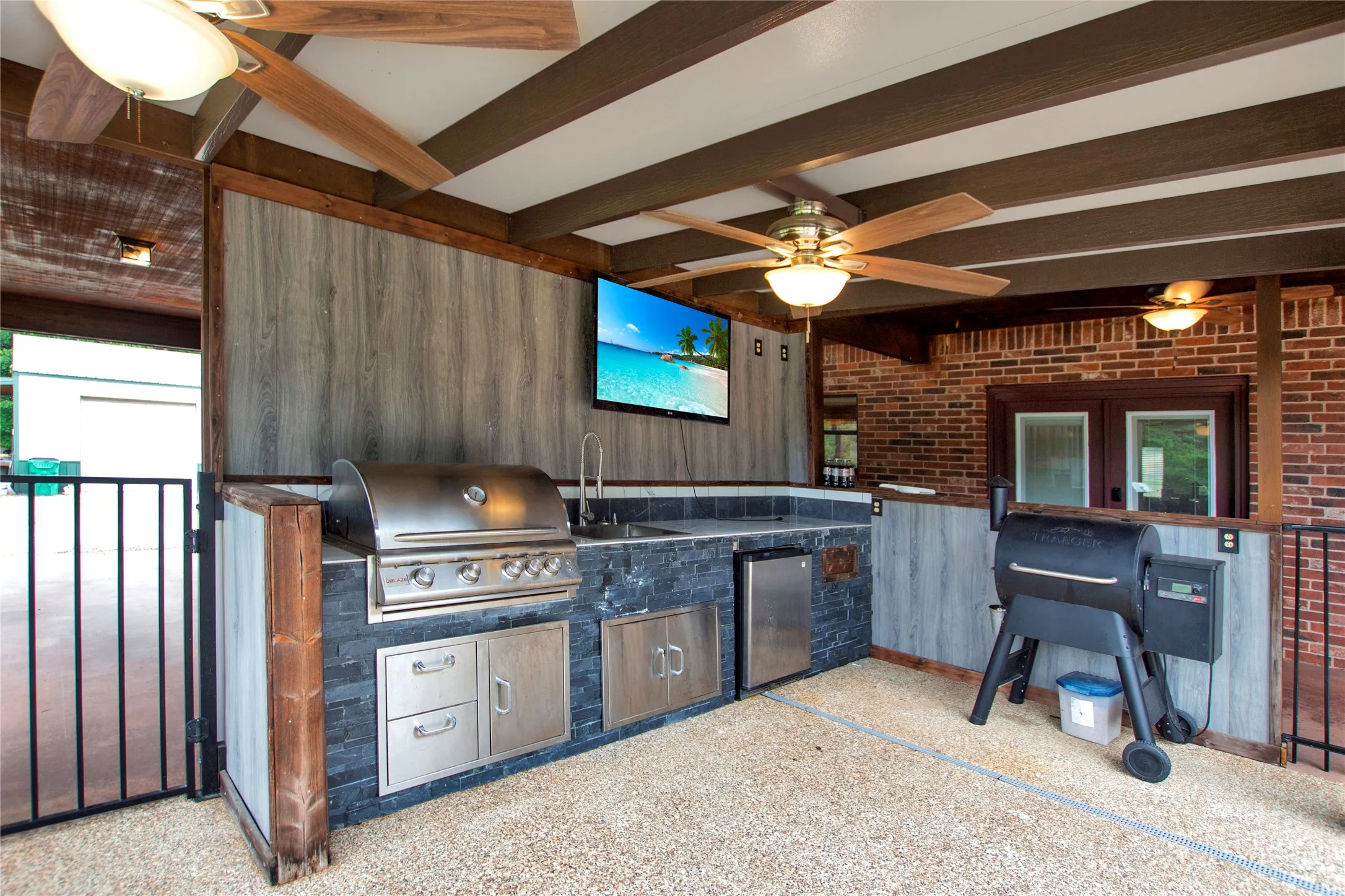 Single Family Residence For Sale in Harrison County , 6233 Curtis Black Road, Hallsville, Texas 75650, 4 Bedroom, 3 Bathroom, Garage spaces, 2,783 Sqft, built in 1988, mls#21273748, Real Estate Agent in Hallsville, Homes For Sale in Harrison county, Homes For Sale in Hallsville, Realtor in Hallsville Texas, Real Estate Brokerage Independent Realty Texas, Luminita Cordes Realtor