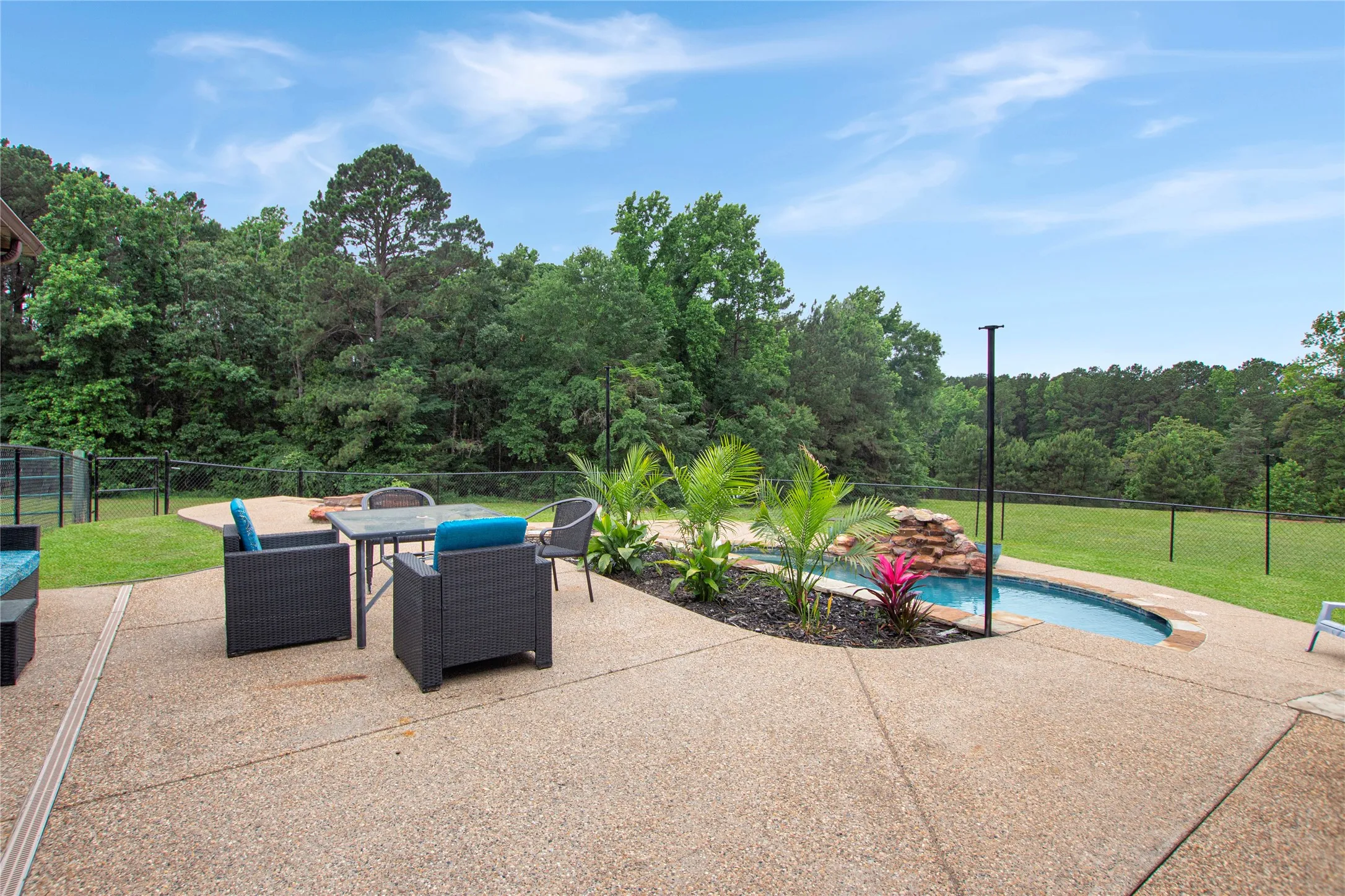 Single Family Residence For Sale in Harrison County , 6233 Curtis Black Road, Hallsville, Texas 75650, 4 Bedroom, 3 Bathroom, Garage spaces, 2,783 Sqft, built in 1988, mls#21273748, Real Estate Agent in Hallsville, Homes For Sale in Harrison county, Homes For Sale in Hallsville, Realtor in Hallsville Texas, Real Estate Brokerage Independent Realty Texas, Luminita Cordes Realtor