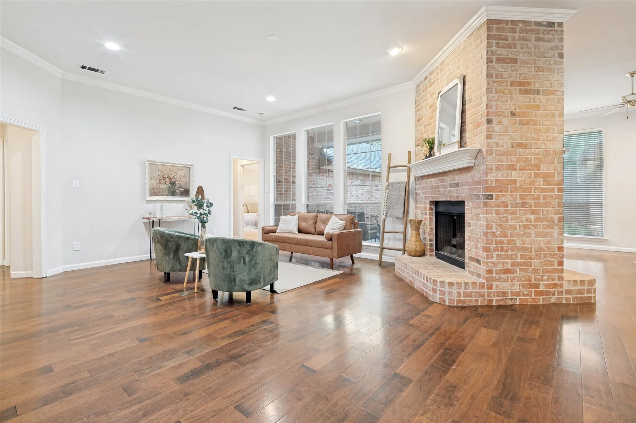 Single Family Residence For Sale in Tarrant County , 2708 Steeplechase Court, Hurst, Texas 76054, 3 Bedroom, 3 Bathroom, 2 Garage spaces, 2,973 Sqft, built in 1993, mls#21273692, Real Estate Agent in Hurst, Homes For Sale in Tarrant county, Homes For Sale in Hurst, Realtor in Hurst Texas, Real Estate Brokerage Independent Realty Texas, Luminita Cordes Realtor