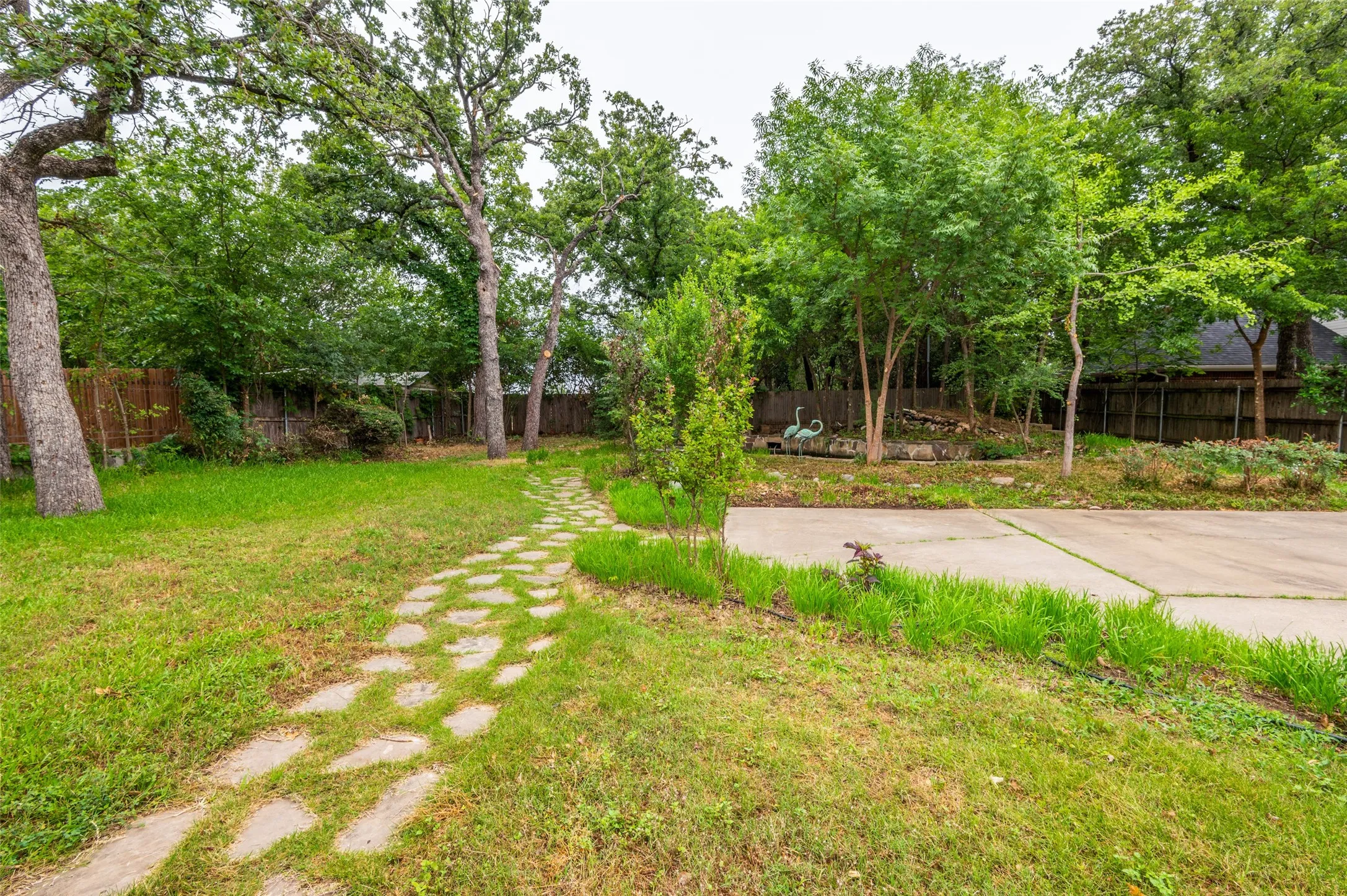 Single Family Residence For Sale in Tarrant County , 2708 Steeplechase Court, Hurst, Texas 76054, 3 Bedroom, 3 Bathroom, 2 Garage spaces, 2,973 Sqft, built in 1993, mls#21273692, Real Estate Agent in Hurst, Homes For Sale in Tarrant county, Homes For Sale in Hurst, Realtor in Hurst Texas, Real Estate Brokerage Independent Realty Texas, Luminita Cordes Realtor