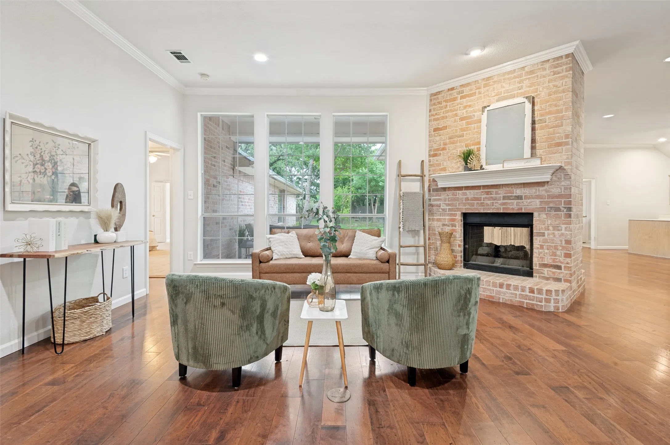 Single Family Residence For Sale in Tarrant County , 2708 Steeplechase Court, Hurst, Texas 76054, 3 Bedroom, 3 Bathroom, 2 Garage spaces, 2,973 Sqft, built in 1993, mls#21273692, Real Estate Agent in Hurst, Homes For Sale in Tarrant county, Homes For Sale in Hurst, Realtor in Hurst Texas, Real Estate Brokerage Independent Realty Texas, Luminita Cordes Realtor