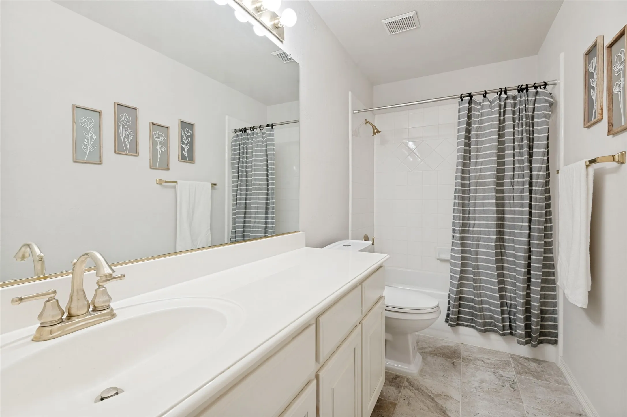 Single Family Residence For Sale in Tarrant County , 2708 Steeplechase Court, Hurst, Texas 76054, 3 Bedroom, 3 Bathroom, 2 Garage spaces, 2,973 Sqft, built in 1993, mls#21273692, Real Estate Agent in Hurst, Homes For Sale in Tarrant county, Homes For Sale in Hurst, Realtor in Hurst Texas, Real Estate Brokerage Independent Realty Texas, Luminita Cordes Realtor