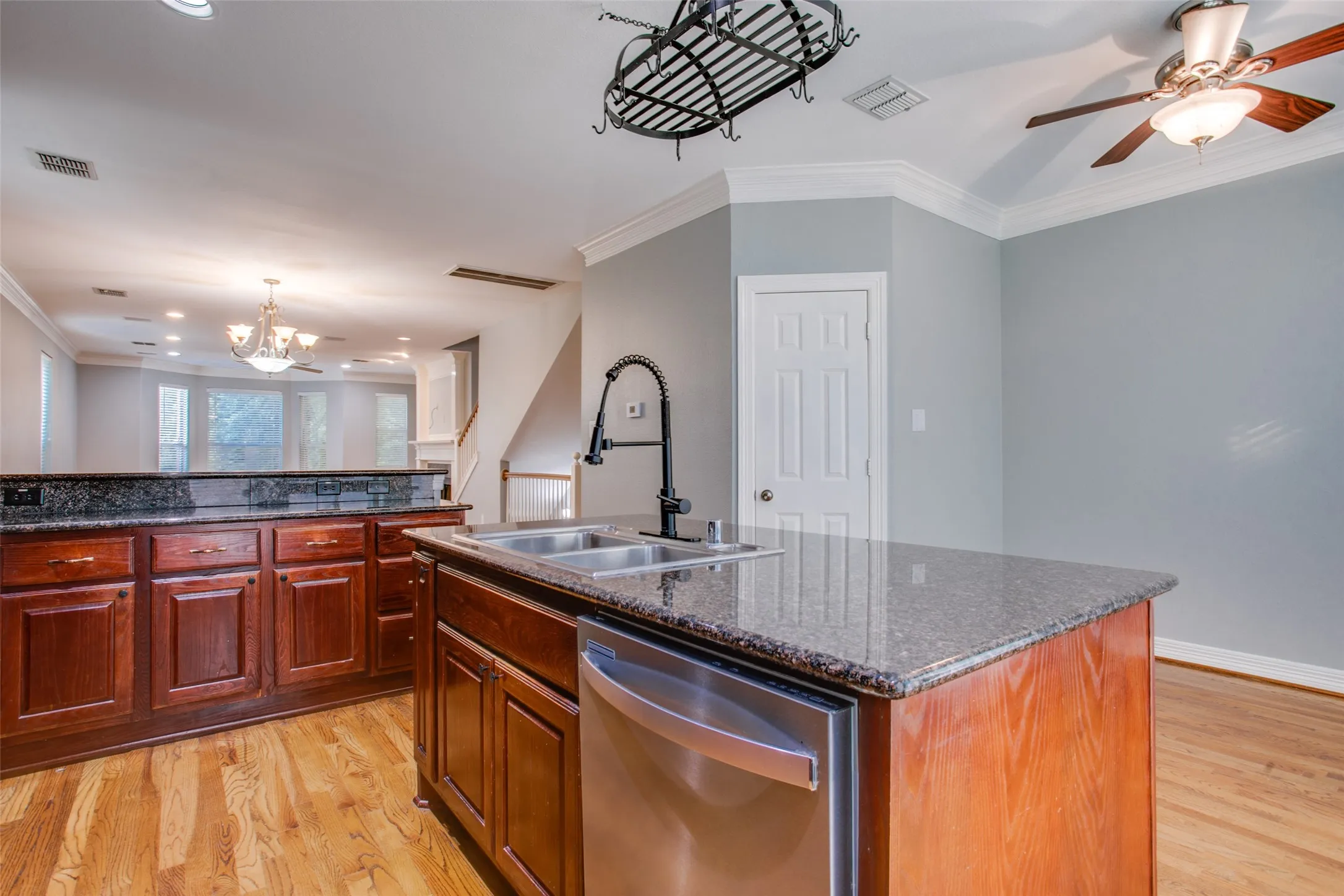 Townhouse For Rent in Dallas County , 3951 N Hall Street, Dallas, Texas 75219, 3 Bedroom, 4 Bathroom, 2 Garage spaces, 2,530 Sqft, built in 2001, mls#21269688, Real Estate Agent in Dallas, Homes For Rent in Dallas county, Homes For Rent in Dallas, Realtor in Dallas Texas, Real Estate Brokerage Independent Realty Texas, Luminita Cordes Realtor