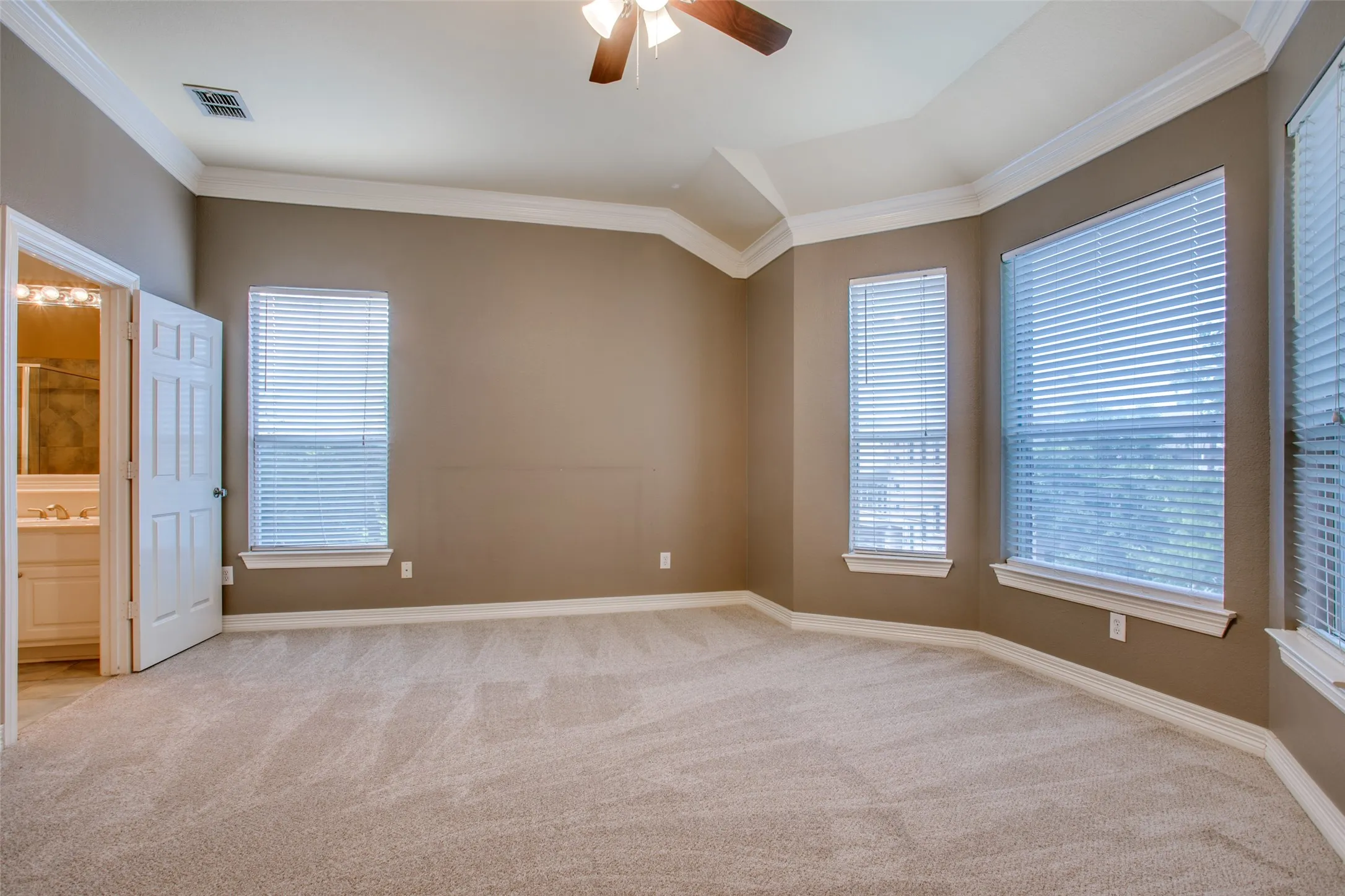 Townhouse For Rent in Dallas County , 3951 N Hall Street, Dallas, Texas 75219, 3 Bedroom, 4 Bathroom, 2 Garage spaces, 2,530 Sqft, built in 2001, mls#21269688, Real Estate Agent in Dallas, Homes For Rent in Dallas county, Homes For Rent in Dallas, Realtor in Dallas Texas, Real Estate Brokerage Independent Realty Texas, Luminita Cordes Realtor