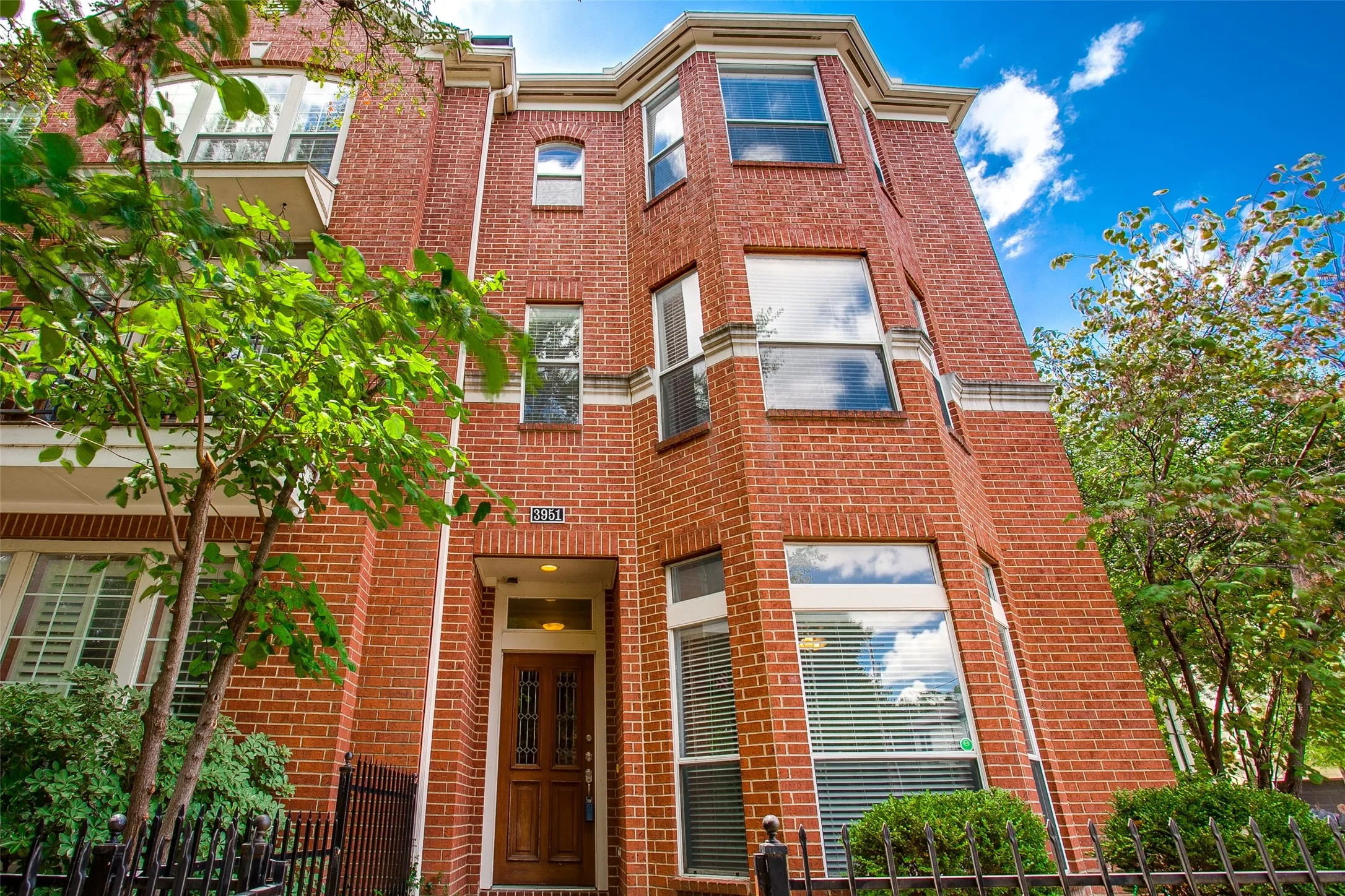 Townhouse For Rent in Dallas County , 3951 N Hall Street, Dallas, Texas 75219, 3 Bedroom, 4 Bathroom, 2 Garage spaces, 2,530 Sqft, built in 2001, mls#21269688, Real Estate Agent in Dallas, Homes For Rent in Dallas county, Homes For Rent in Dallas, Realtor in Dallas Texas, Real Estate Brokerage Independent Realty Texas, Luminita Cordes Realtor