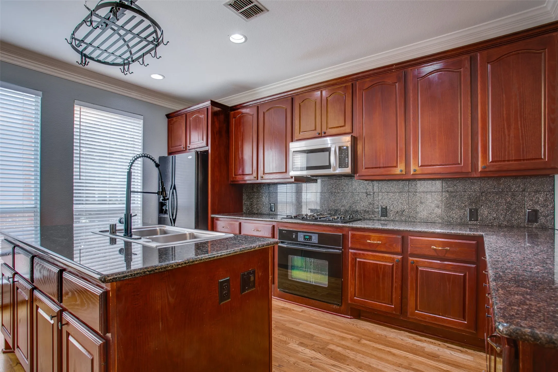 Townhouse For Rent in Dallas County , 3951 N Hall Street, Dallas, Texas 75219, 3 Bedroom, 4 Bathroom, 2 Garage spaces, 2,530 Sqft, built in 2001, mls#21269688, Real Estate Agent in Dallas, Homes For Rent in Dallas county, Homes For Rent in Dallas, Realtor in Dallas Texas, Real Estate Brokerage Independent Realty Texas, Luminita Cordes Realtor