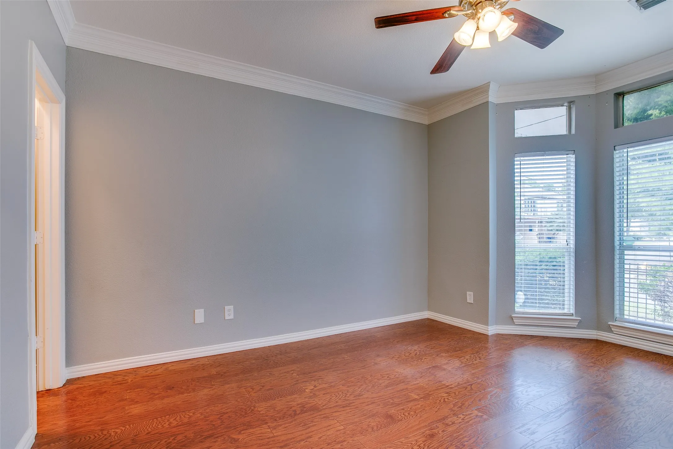 Townhouse For Rent in Dallas County , 3951 N Hall Street, Dallas, Texas 75219, 3 Bedroom, 4 Bathroom, 2 Garage spaces, 2,530 Sqft, built in 2001, mls#21269688, Real Estate Agent in Dallas, Homes For Rent in Dallas county, Homes For Rent in Dallas, Realtor in Dallas Texas, Real Estate Brokerage Independent Realty Texas, Luminita Cordes Realtor