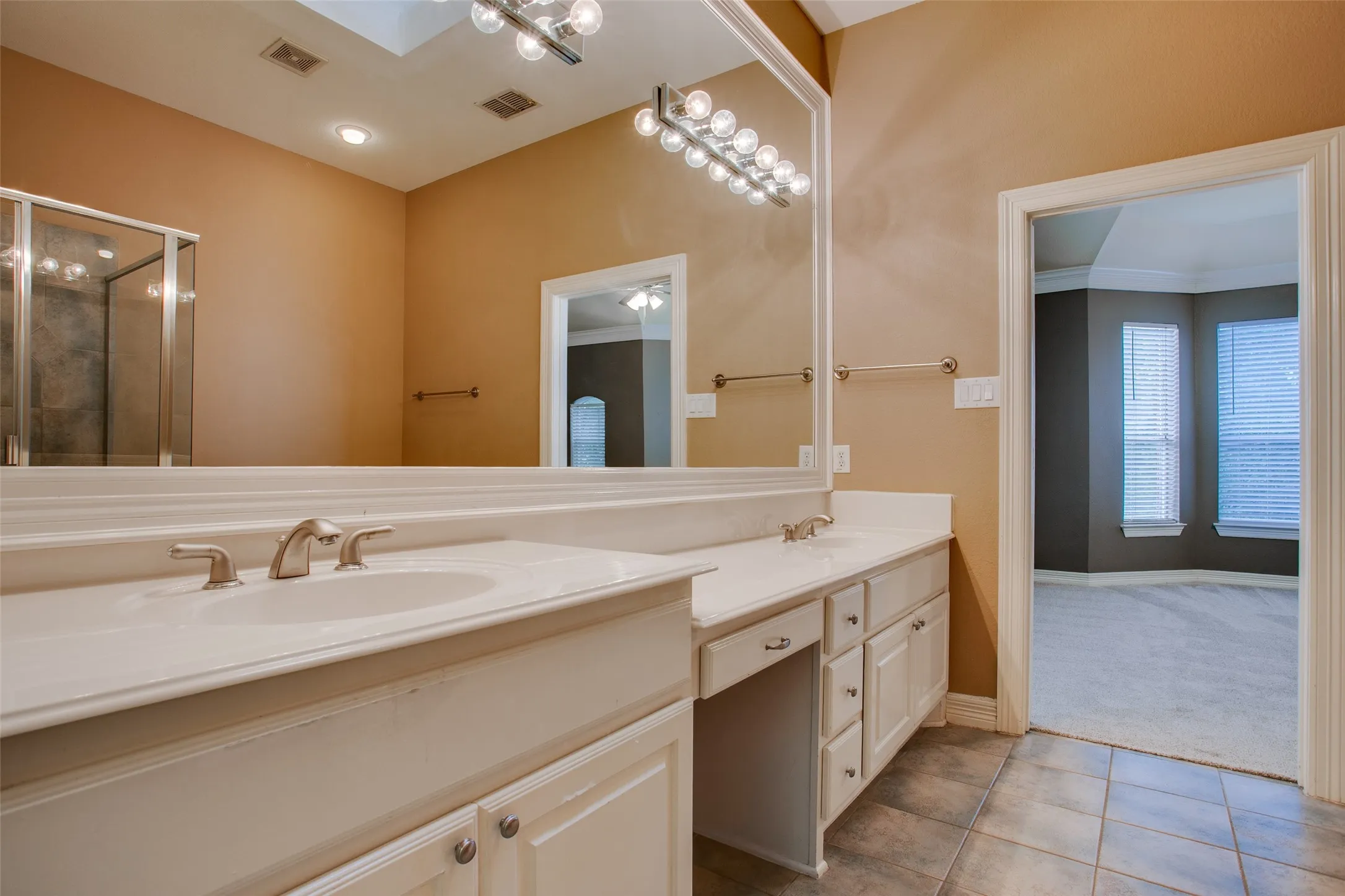 Townhouse For Rent in Dallas County , 3951 N Hall Street, Dallas, Texas 75219, 3 Bedroom, 4 Bathroom, 2 Garage spaces, 2,530 Sqft, built in 2001, mls#21269688, Real Estate Agent in Dallas, Homes For Rent in Dallas county, Homes For Rent in Dallas, Realtor in Dallas Texas, Real Estate Brokerage Independent Realty Texas, Luminita Cordes Realtor