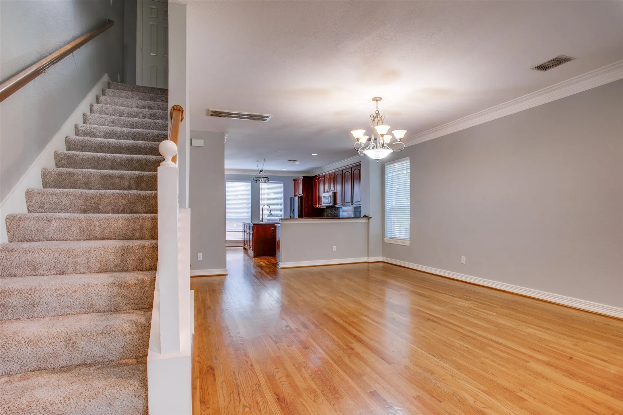Townhouse For Rent in Dallas County , 3951 N Hall Street, Dallas, Texas 75219, 3 Bedroom, 4 Bathroom, 2 Garage spaces, 2,530 Sqft, built in 2001, mls#21269688, Real Estate Agent in Dallas, Homes For Rent in Dallas county, Homes For Rent in Dallas, Realtor in Dallas Texas, Real Estate Brokerage Independent Realty Texas, Luminita Cordes Realtor