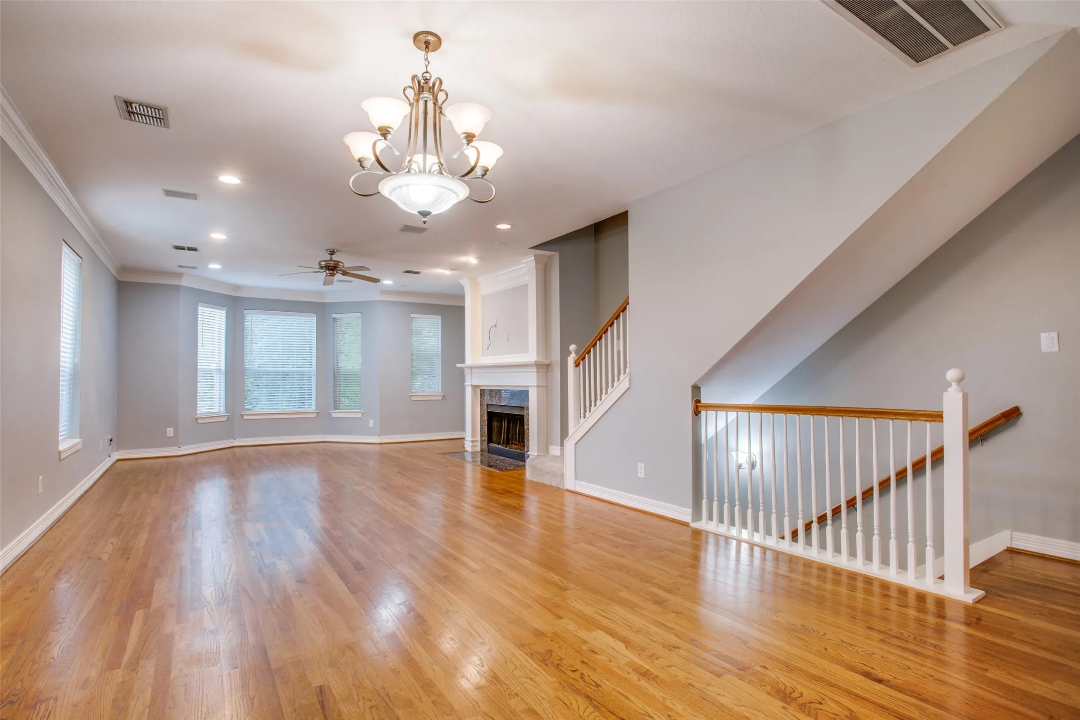 Townhouse For Rent in Dallas County , 3951 N Hall Street, Dallas, Texas 75219, 3 Bedroom, 4 Bathroom, 2 Garage spaces, 2,530 Sqft, built in 2001, mls#21269688, Real Estate Agent in Dallas, Homes For Rent in Dallas county, Homes For Rent in Dallas, Realtor in Dallas Texas, Real Estate Brokerage Independent Realty Texas, Luminita Cordes Realtor