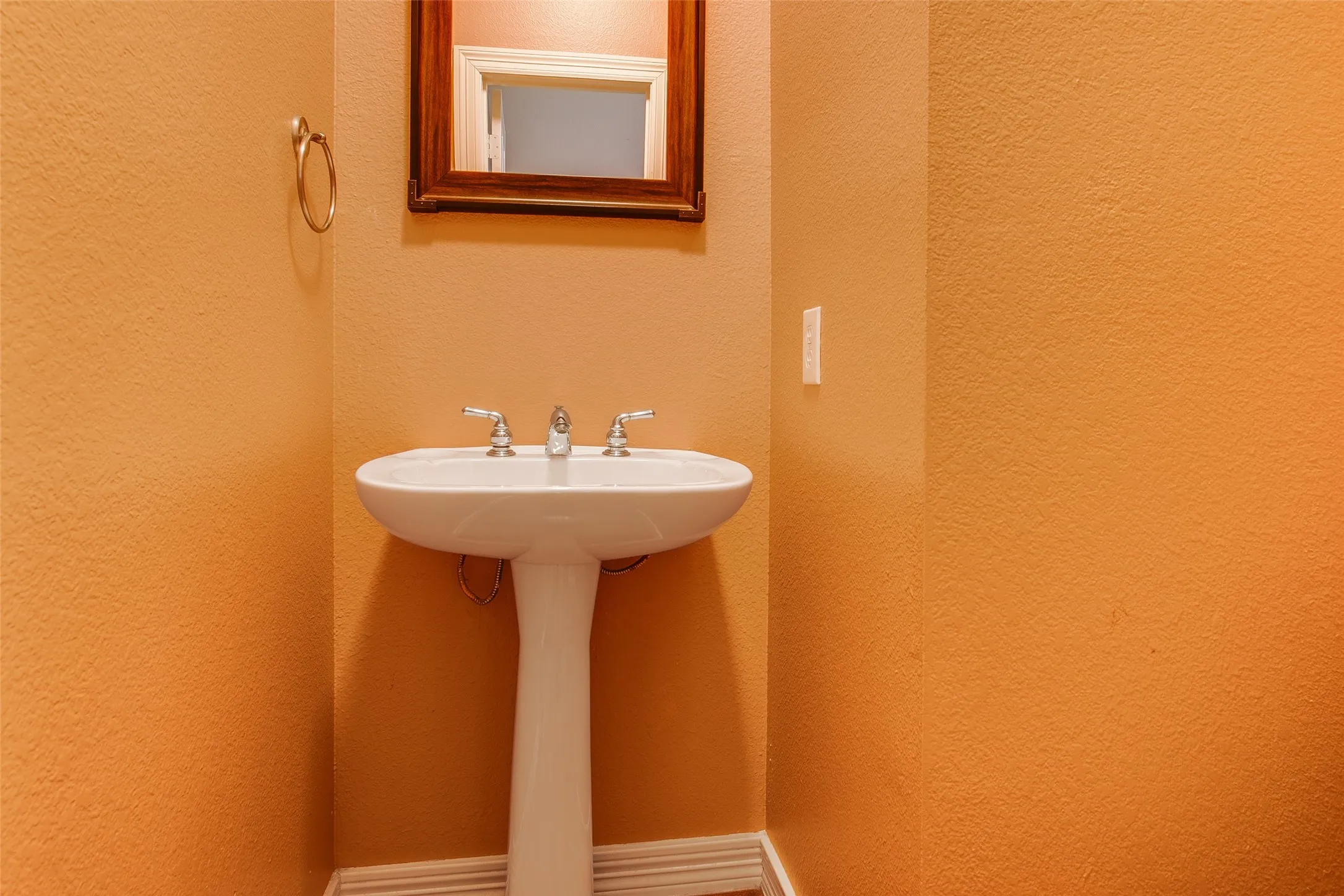 Townhouse For Rent in Dallas County , 3951 N Hall Street, Dallas, Texas 75219, 3 Bedroom, 4 Bathroom, 2 Garage spaces, 2,530 Sqft, built in 2001, mls#21269688, Real Estate Agent in Dallas, Homes For Rent in Dallas county, Homes For Rent in Dallas, Realtor in Dallas Texas, Real Estate Brokerage Independent Realty Texas, Luminita Cordes Realtor