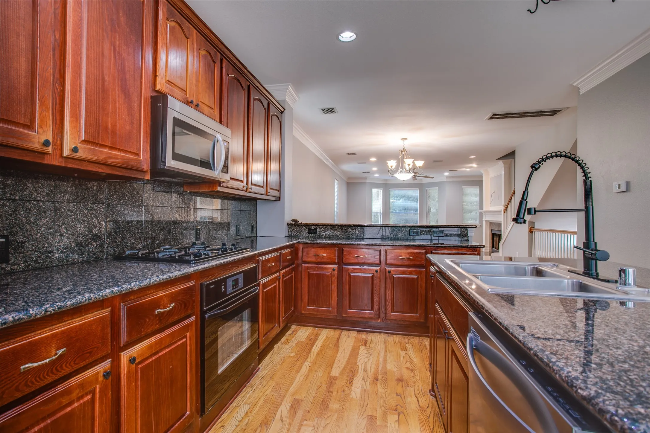 Townhouse For Rent in Dallas County , 3951 N Hall Street, Dallas, Texas 75219, 3 Bedroom, 4 Bathroom, 2 Garage spaces, 2,530 Sqft, built in 2001, mls#21269688, Real Estate Agent in Dallas, Homes For Rent in Dallas county, Homes For Rent in Dallas, Realtor in Dallas Texas, Real Estate Brokerage Independent Realty Texas, Luminita Cordes Realtor