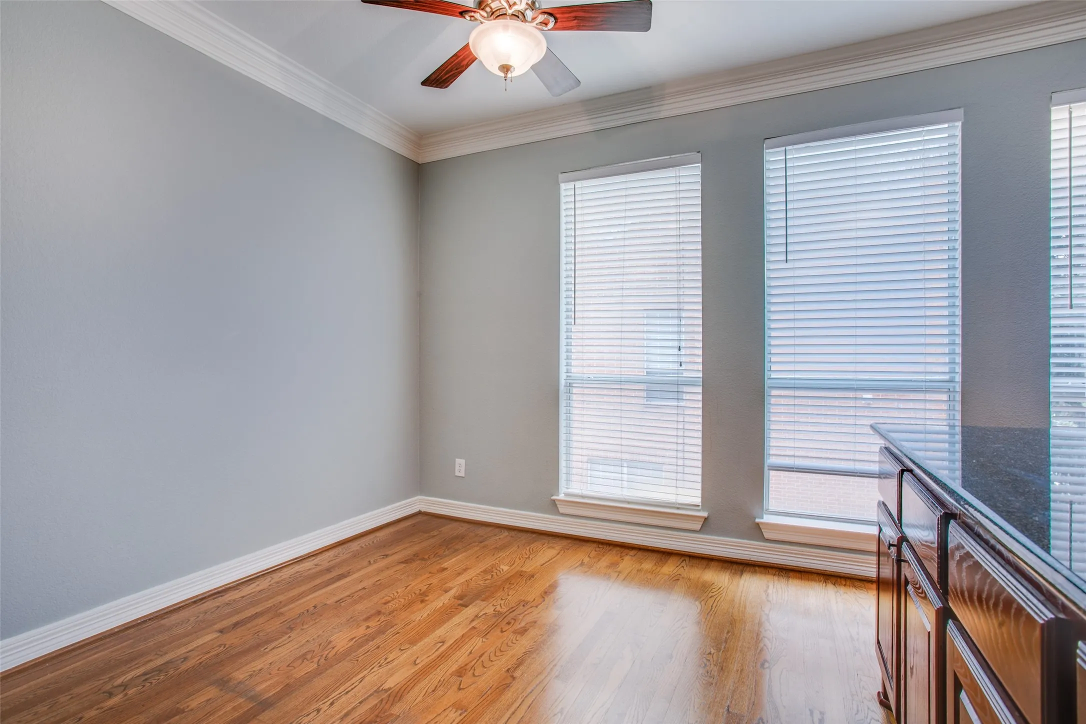 Townhouse For Rent in Dallas County , 3951 N Hall Street, Dallas, Texas 75219, 3 Bedroom, 4 Bathroom, 2 Garage spaces, 2,530 Sqft, built in 2001, mls#21269688, Real Estate Agent in Dallas, Homes For Rent in Dallas county, Homes For Rent in Dallas, Realtor in Dallas Texas, Real Estate Brokerage Independent Realty Texas, Luminita Cordes Realtor