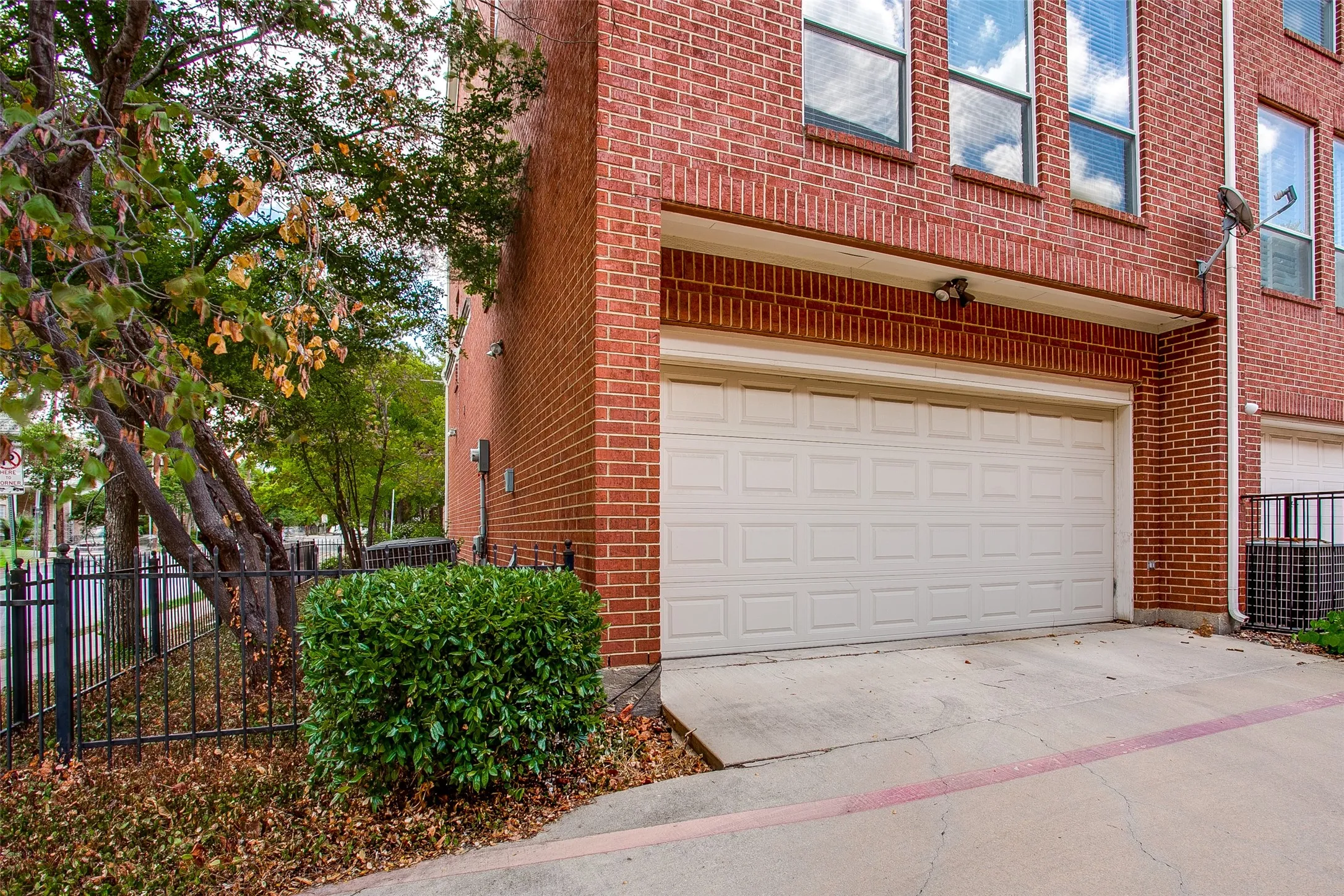 Townhouse For Rent in Dallas County , 3951 N Hall Street, Dallas, Texas 75219, 3 Bedroom, 4 Bathroom, 2 Garage spaces, 2,530 Sqft, built in 2001, mls#21269688, Real Estate Agent in Dallas, Homes For Rent in Dallas county, Homes For Rent in Dallas, Realtor in Dallas Texas, Real Estate Brokerage Independent Realty Texas, Luminita Cordes Realtor