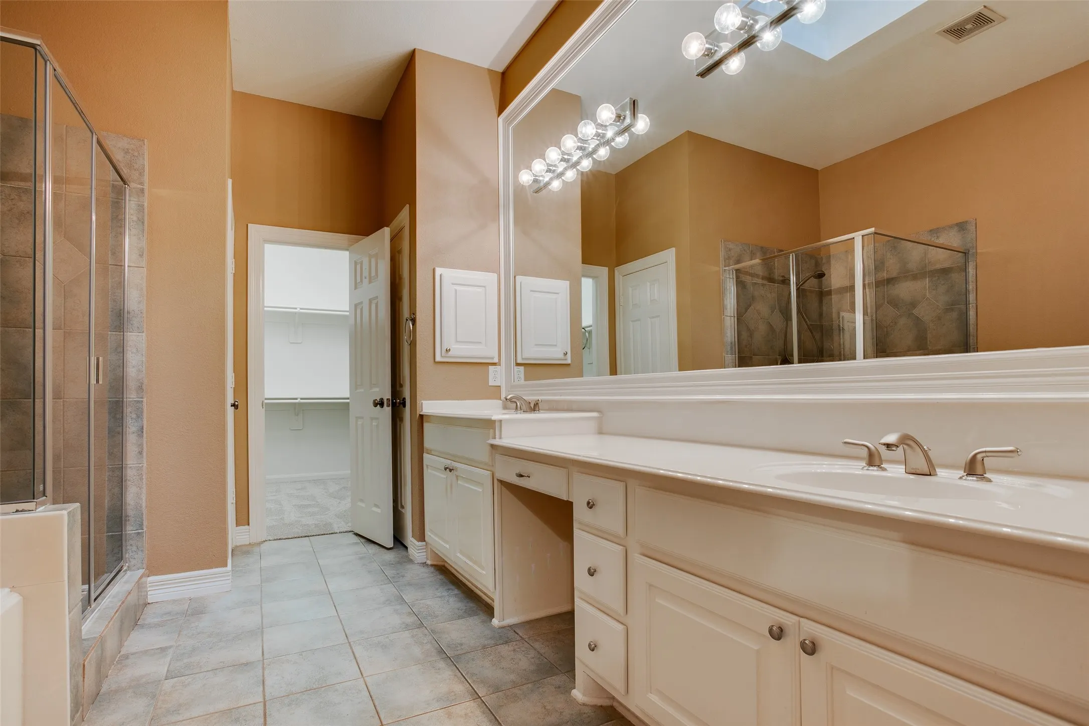 Townhouse For Rent in Dallas County , 3951 N Hall Street, Dallas, Texas 75219, 3 Bedroom, 4 Bathroom, 2 Garage spaces, 2,530 Sqft, built in 2001, mls#21269688, Real Estate Agent in Dallas, Homes For Rent in Dallas county, Homes For Rent in Dallas, Realtor in Dallas Texas, Real Estate Brokerage Independent Realty Texas, Luminita Cordes Realtor
